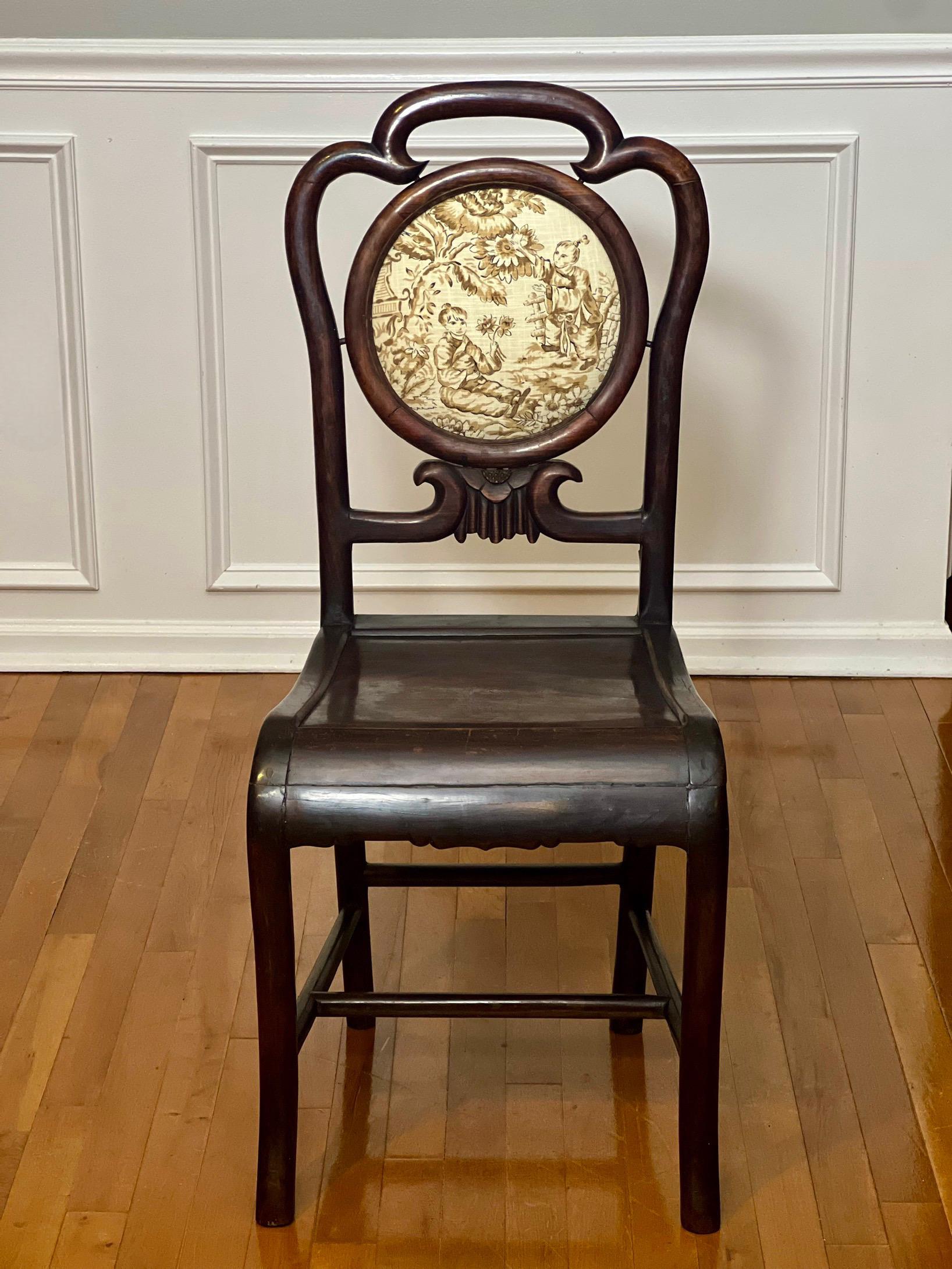 XIXe siècle Paire de chaises chinoises du 19ème siècle en bois de rose avec médaillon en toile en vente