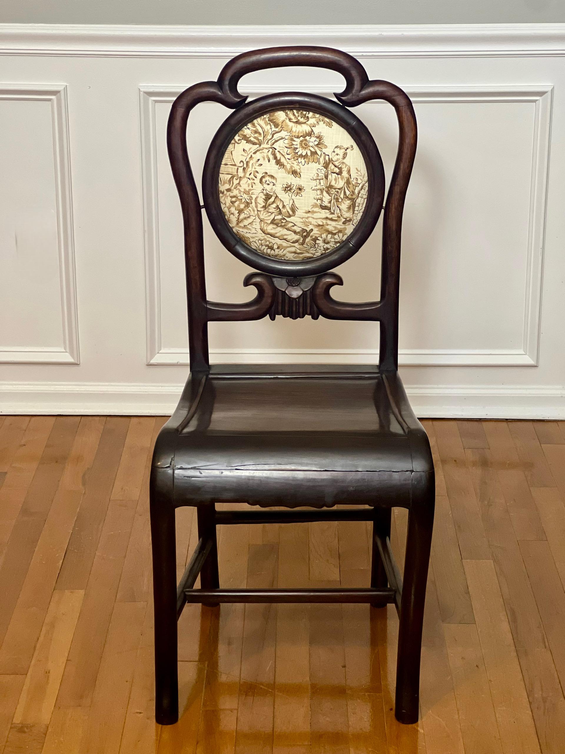 Bois de rose Paire de chaises chinoises du 19ème siècle en bois de rose avec médaillon en toile en vente