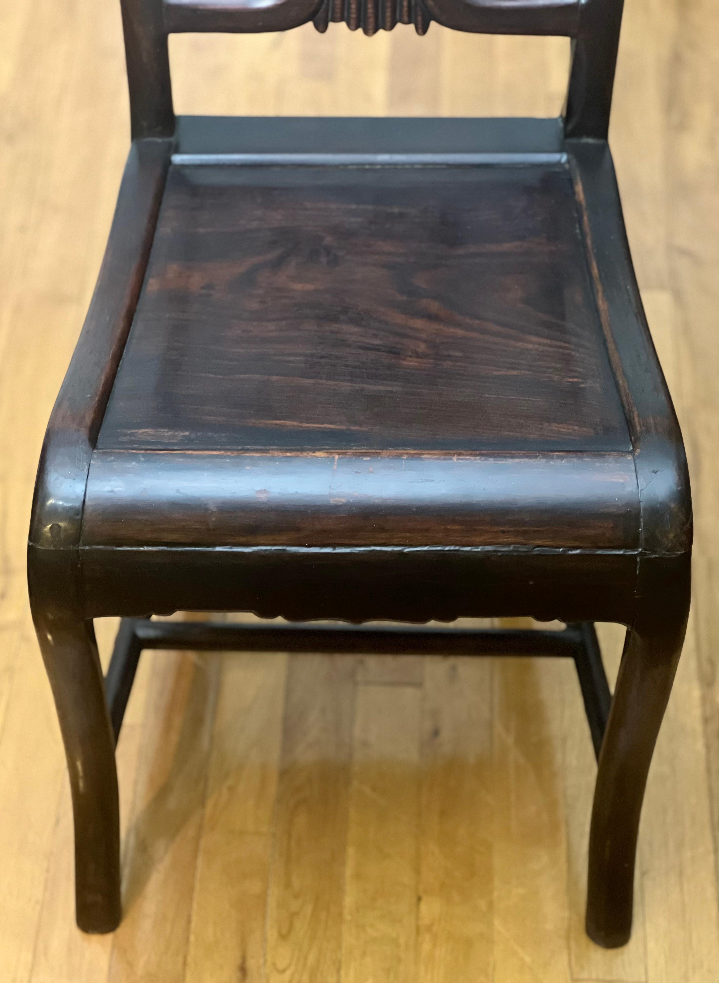 Paire de chaises chinoises du 19ème siècle en bois de rose avec médaillon en toile en vente 1