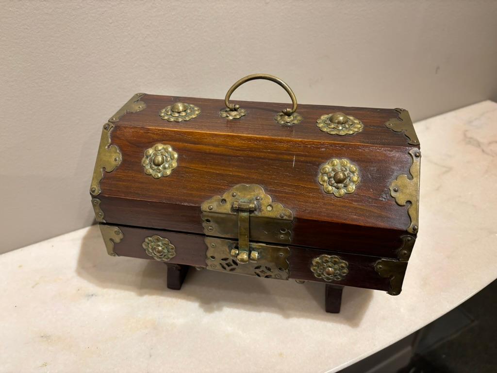Boîte octogonale chinoise du 19ème siècle avec montures en laiton en vente 2