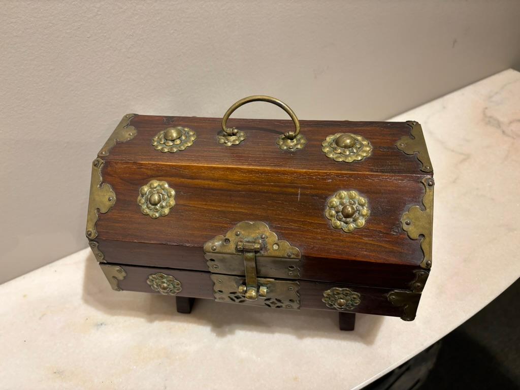 Boîte octogonale chinoise du 19ème siècle avec montures en laiton en vente 3