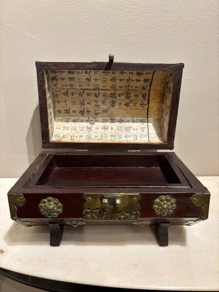 Boîte octogonale chinoise du 19ème siècle avec montures en laiton en vente 4
