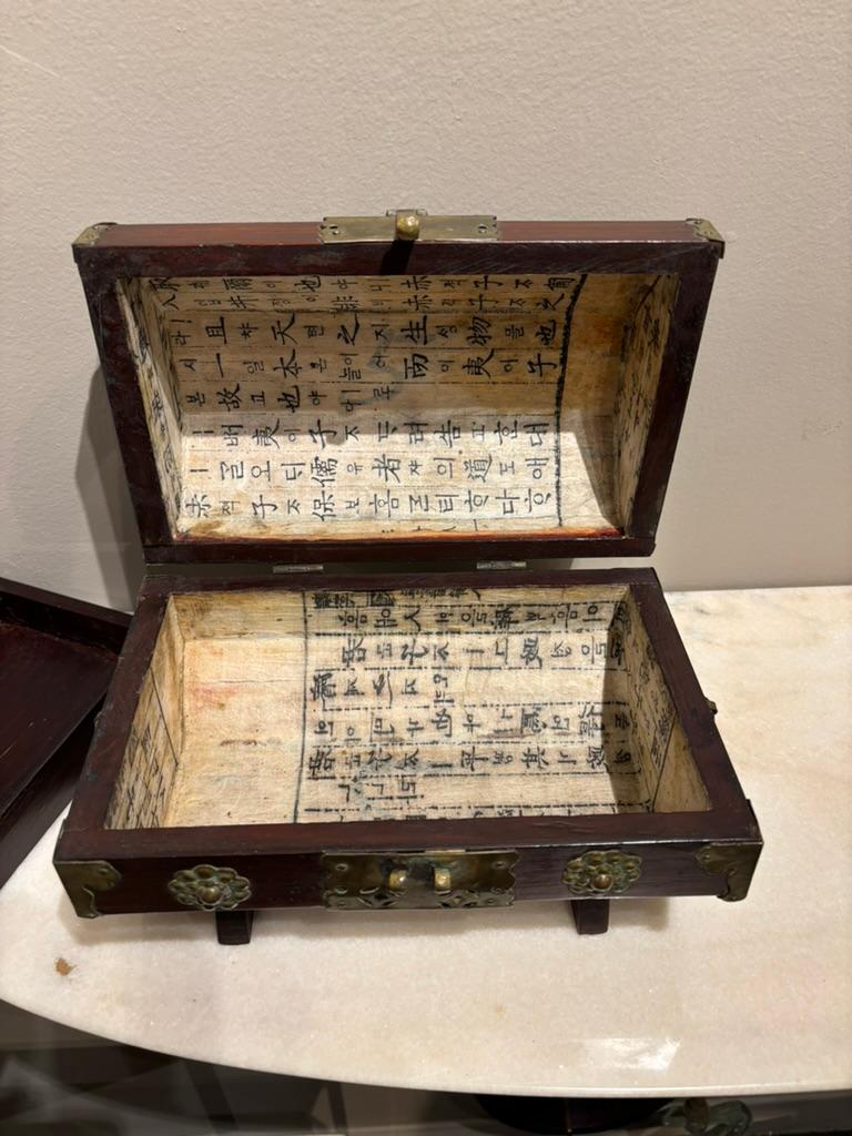Boîte octogonale chinoise du 19ème siècle avec montures en laiton en vente 5