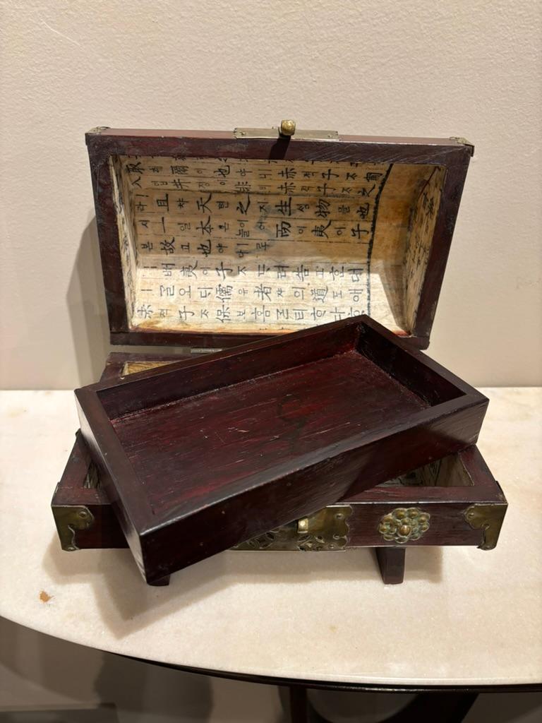 Boîte octogonale chinoise du 19ème siècle avec montures en laiton en vente 6