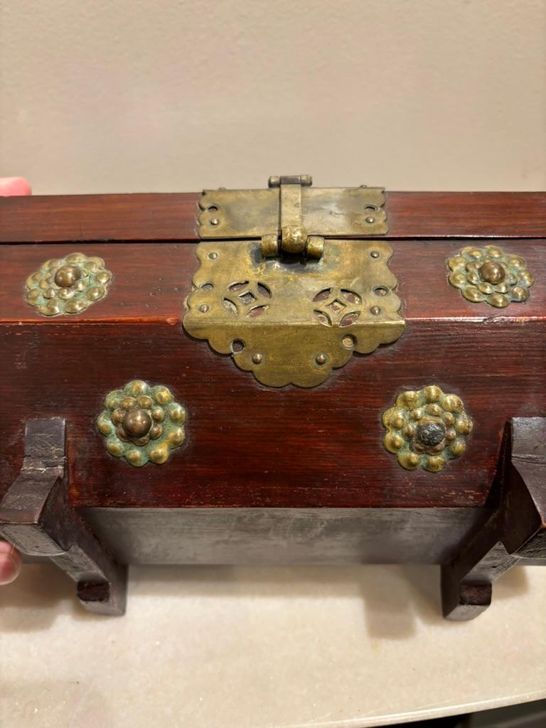 Boîte octogonale chinoise du 19ème siècle avec montures en laiton en vente 8
