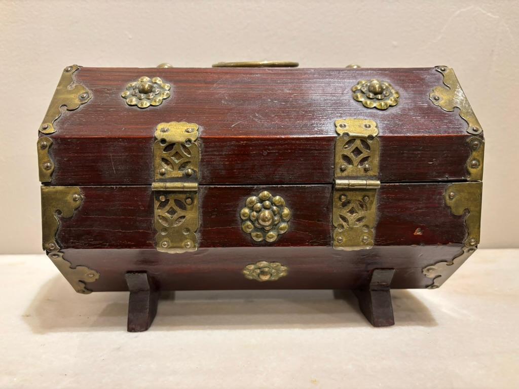 Boîte chinoise en bois de rose du XIXe siècle, avec charnières en laiton, moraillon et montures décoratives. De forme octogonale inhabituelle, je n'en ai jamais vu de semblable. Les bords sont ornés de belles montures découpées en laiton, le corps