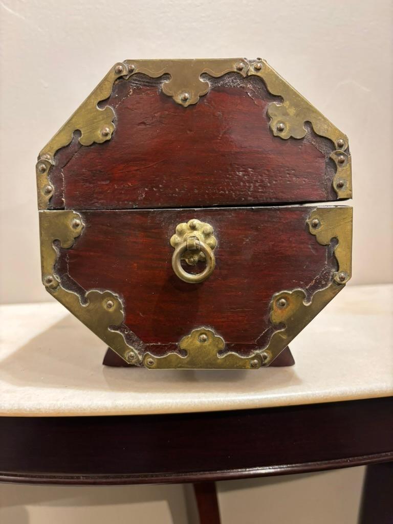 Exportation chinoise Boîte octogonale chinoise du 19ème siècle avec montures en laiton en vente
