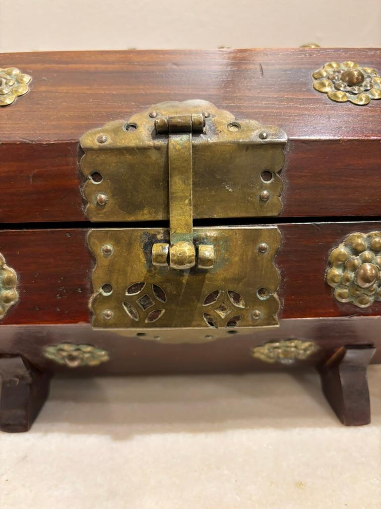 Chinois Boîte octogonale chinoise du 19ème siècle avec montures en laiton en vente