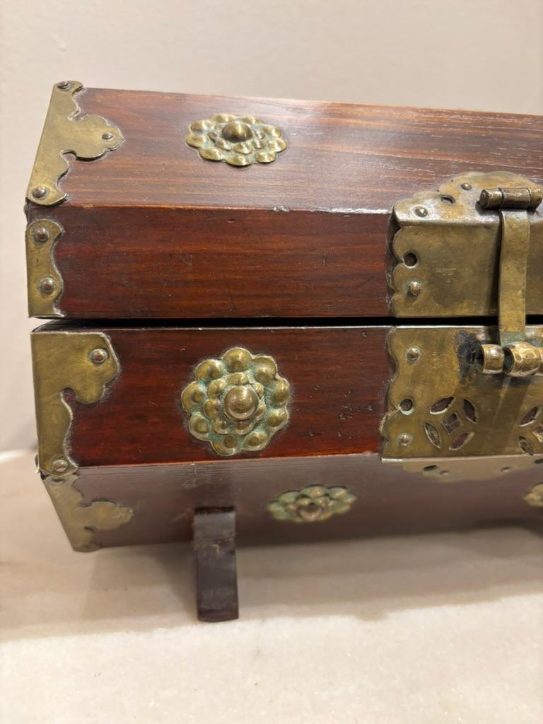 XIXe siècle Boîte octogonale chinoise du 19ème siècle avec montures en laiton en vente