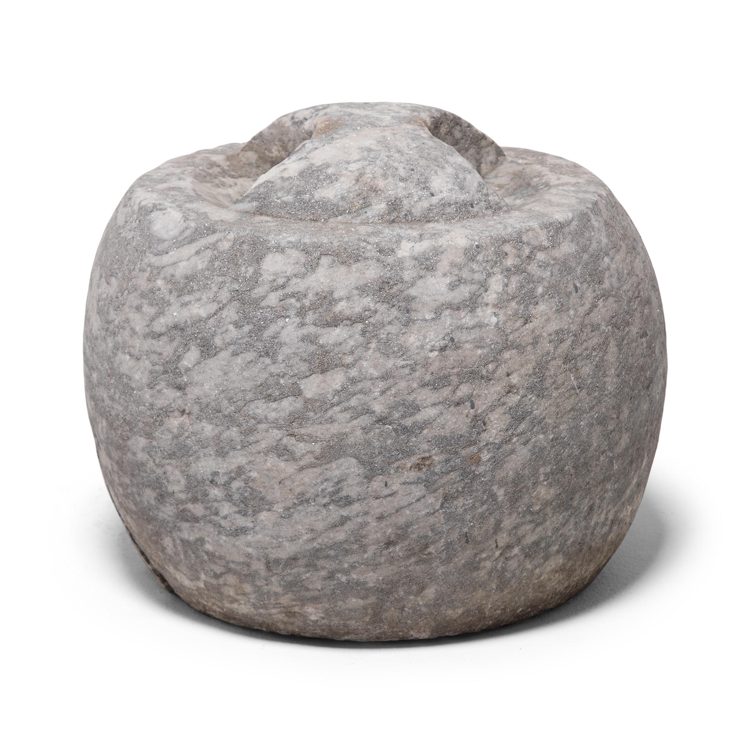 Contrairement à de nombreux objets de ce type, cette pierre d'attelage en calcaire a été sculptée dans une simple forme arrondie sans aucune référence figurative. Utilisée pour attacher un cheval par une corde ou des rênes, cette pierre aurait été