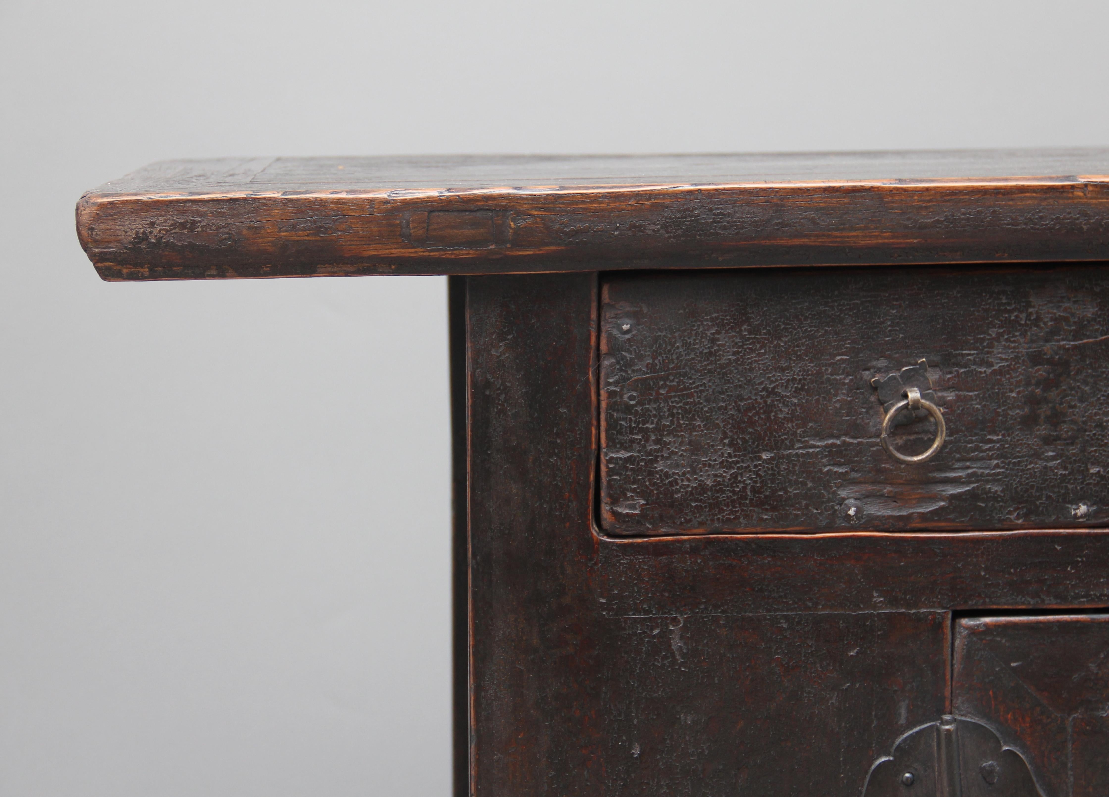 19th Century Chinese Rustic Elm Dresser In Fair Condition In Martlesham, GB