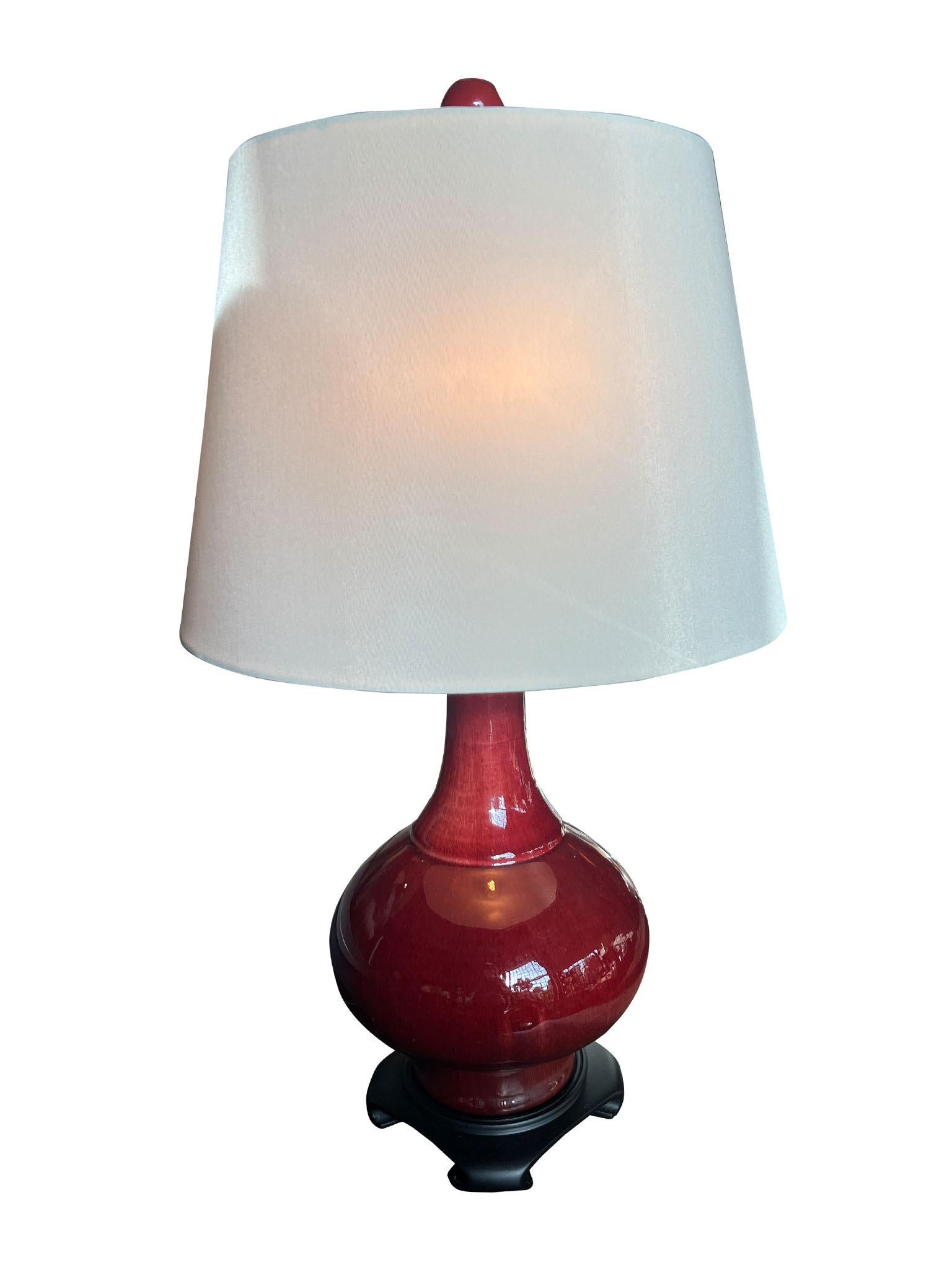 Magnifique lampe de table chinoise Sang de Bœuf du 19ème siècle. Le Sang de Bœuf est une glaçure céramique qui est apparue pour la première fois dans les poteries chinoises de la fin du XVIIIe siècle. Cette lampe était probablement un vase à