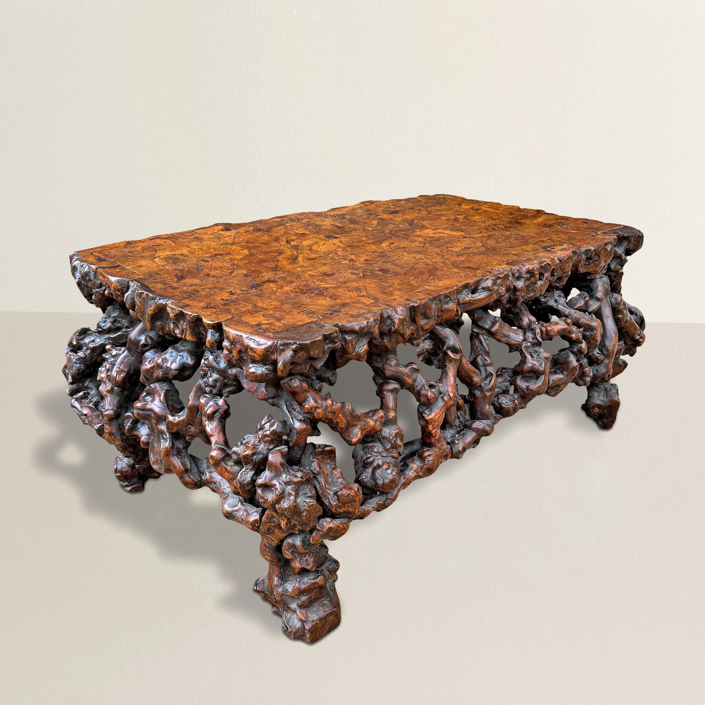 Exemple étonnant d'art organique et de style wabi-sabi, cette table basse chinoise du XIXe siècle est fabriquée à partir des racines naturellement contorsionnées des rhododendrons. Conçue pour le studio d'un érudit, cette table est à la fois