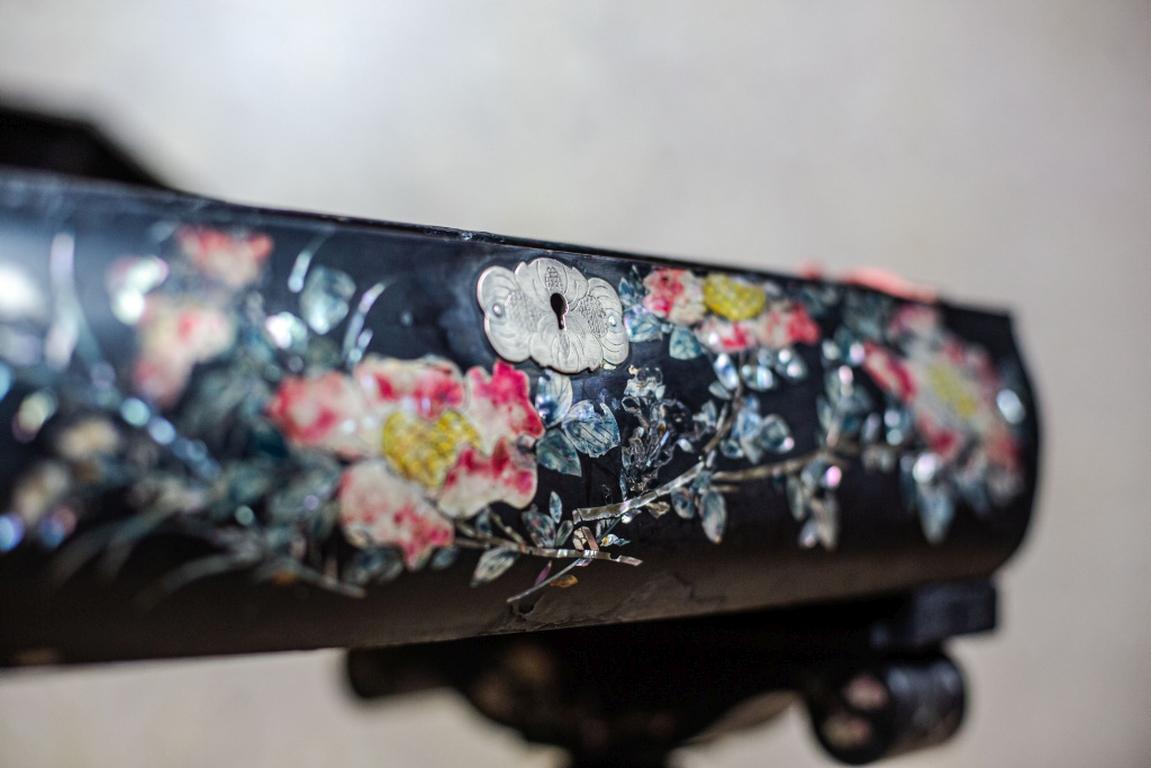 19th-Century Inlaid Sewing Table in Black Lacquer 5