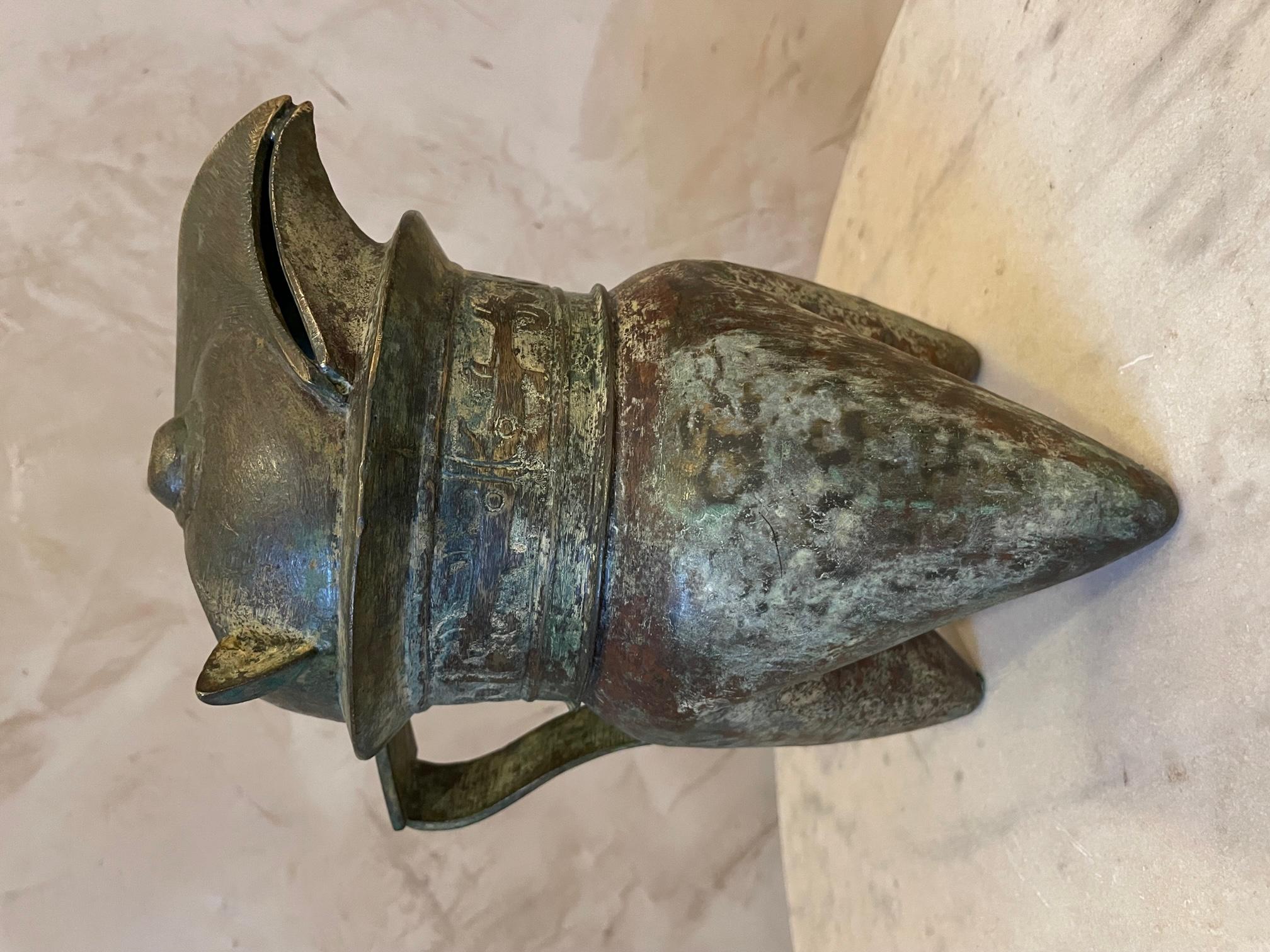 Bronze Pichet à liqueur en bronze Fengding de la dynastie chinoise des Shang du 19ème siècle de type He en vente