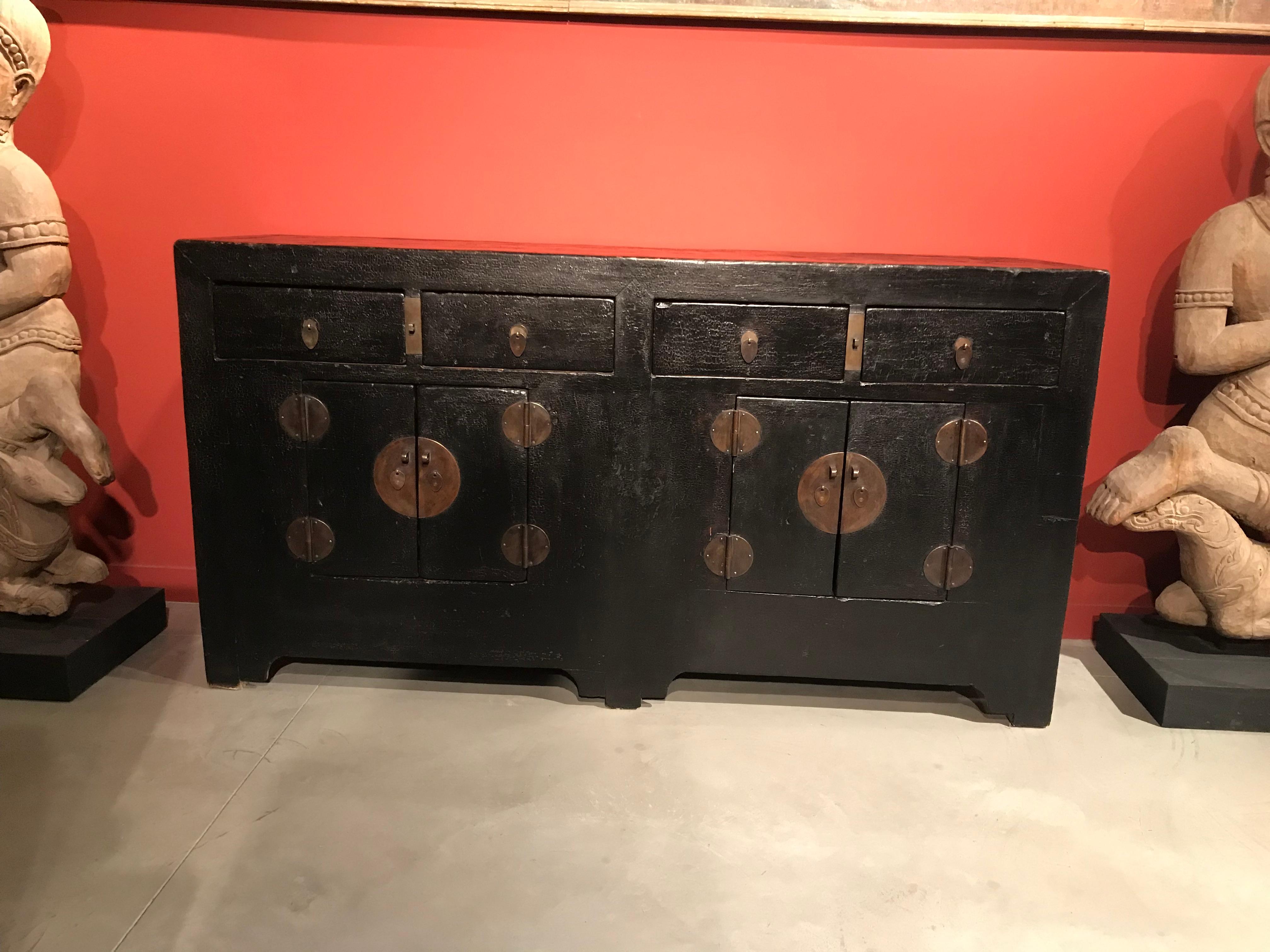 Ein klassisches antikes chinesisches Sideboard mit Originalbeschlägen und viel Stauraum. Ein schönes und praktisches Stück. Aus der Provinz Shanxi. 
Abmessungen: L: 70