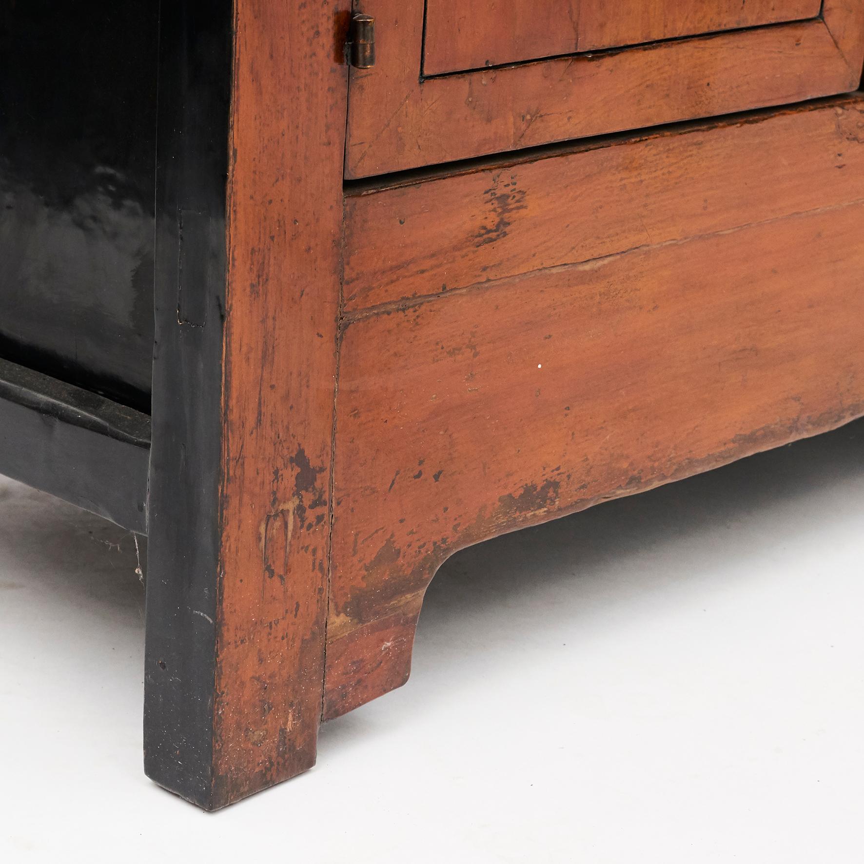 Chinesisches Sideboard aus dem 19. Jahrhundert in Cayenne-Farblack (Messing) im Angebot