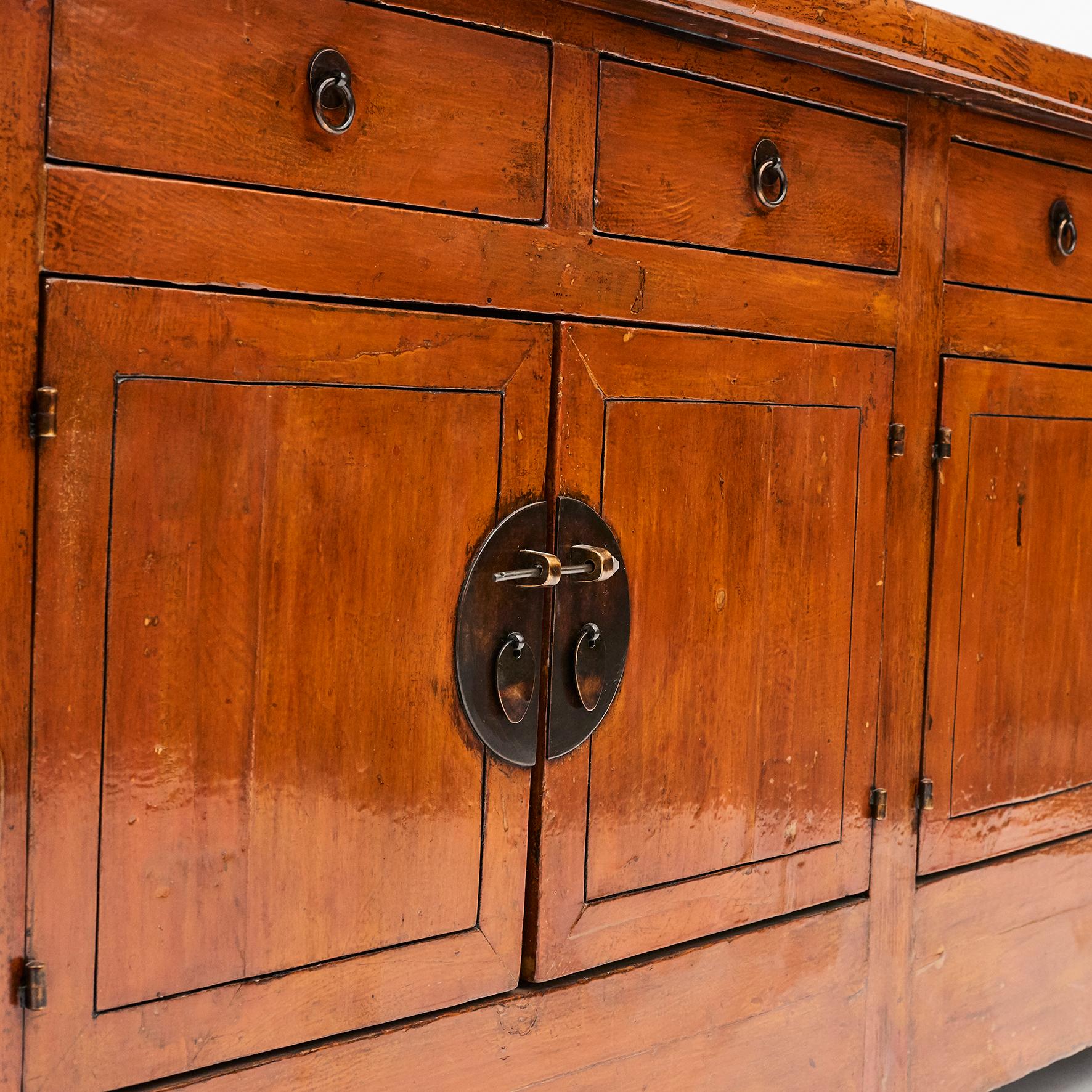 Chinesisches Sideboard aus dem 19. Jahrhundert in Cayenne-Farblack im Angebot 2