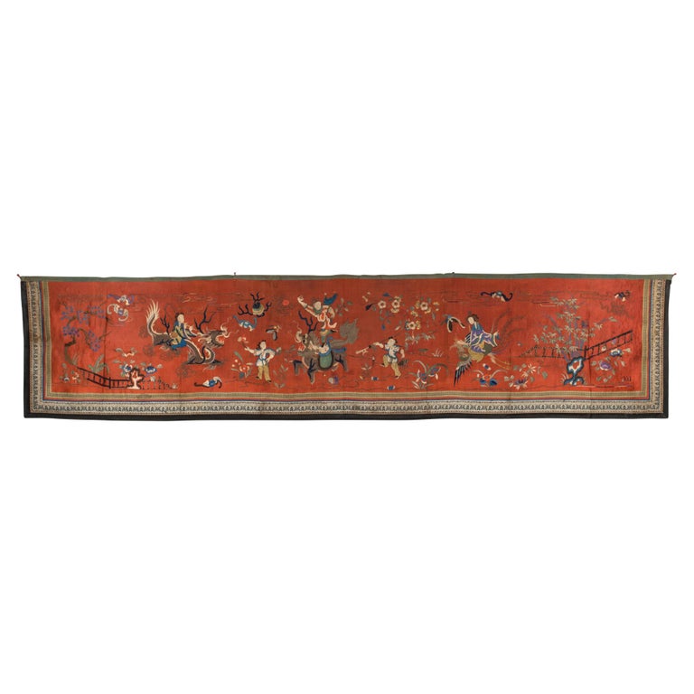 Banner ou cintre en soie brodé chinois du 19ème siècle En vente sur 1stDibs