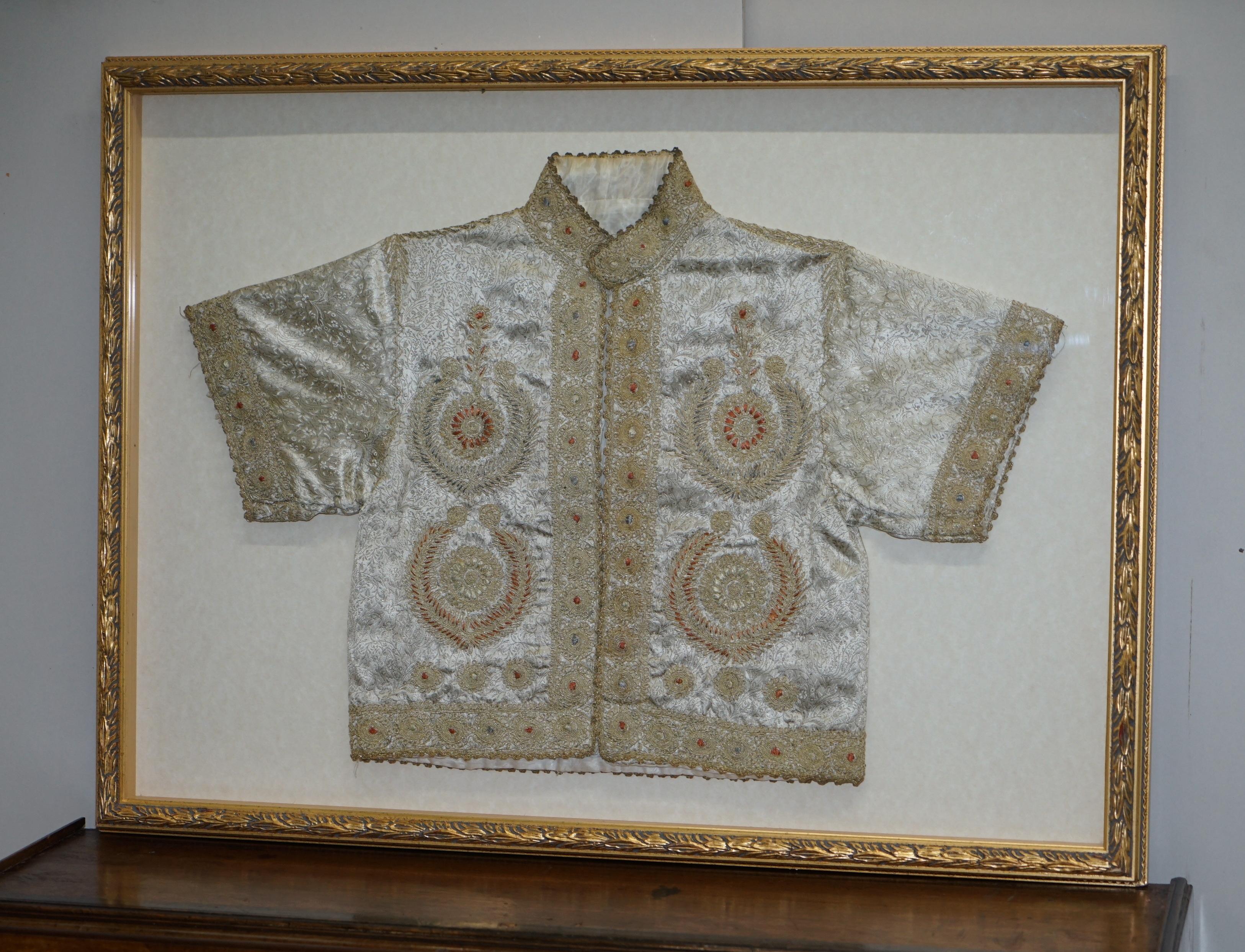 Victorien Veste de cérémonie chinoise en soie brodée du 19ème siècle dans un cadre photo pour exposition en vente