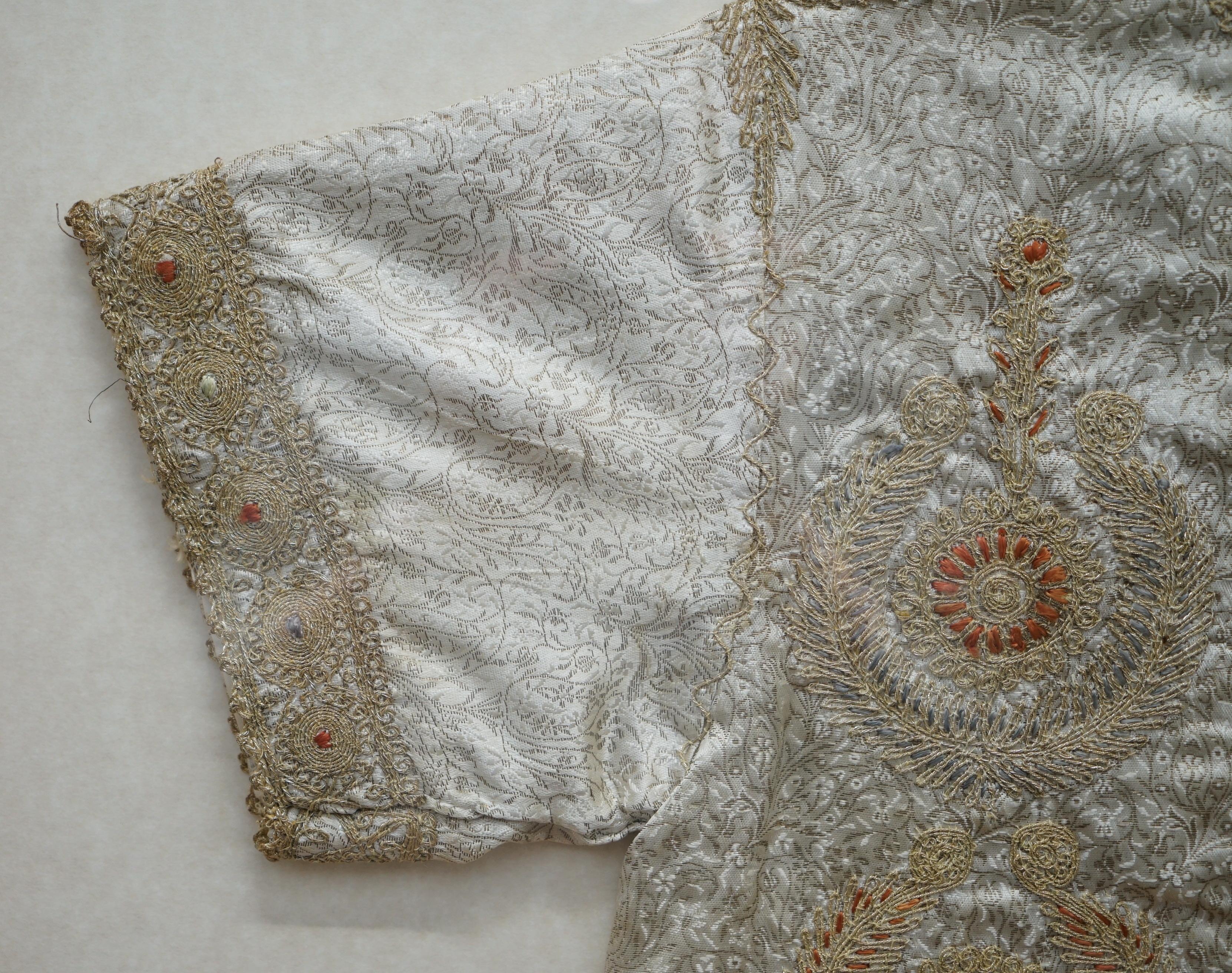 Veste de cérémonie chinoise en soie brodée du 19ème siècle dans un cadre photo pour exposition Bon état - En vente à West Sussex, Pulborough