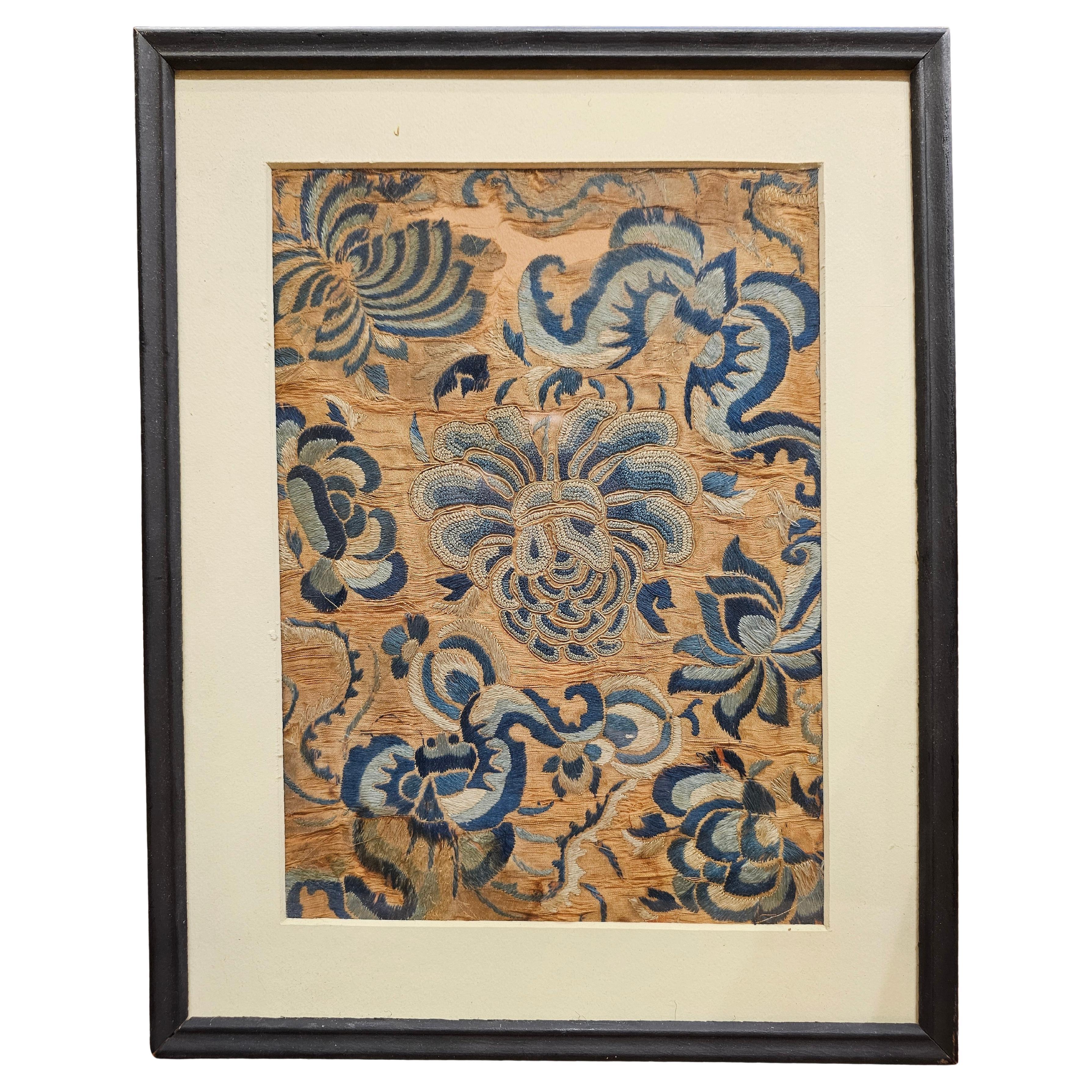 Panneau encadré en soie chinoise brodée à la main du XIXe siècle de la dynastie Qing