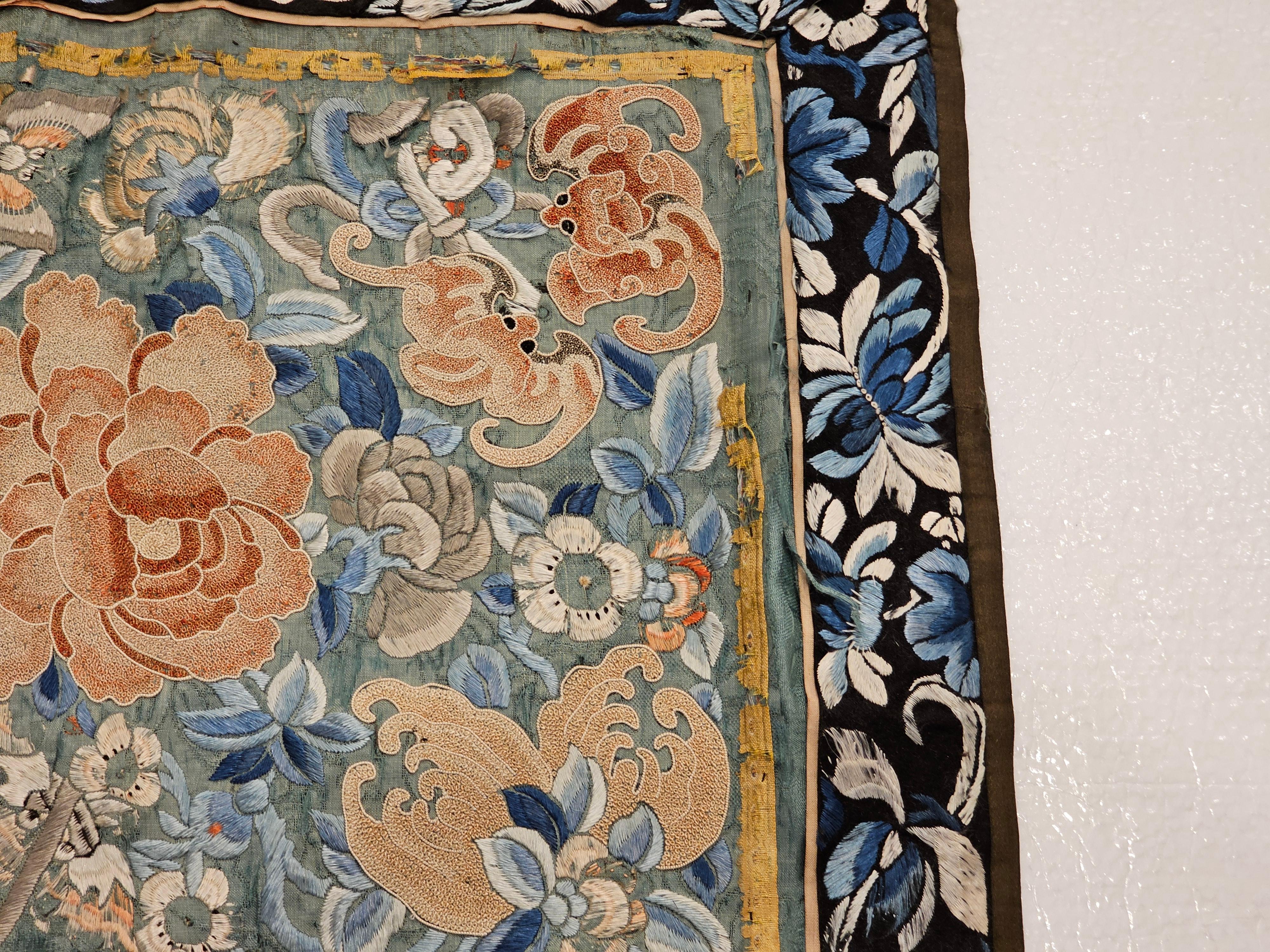 Panneaux de fleurs, chauves-souris et papillons de nuit brodés à la main sur soie chinoise du XIXe siècle en vente 7