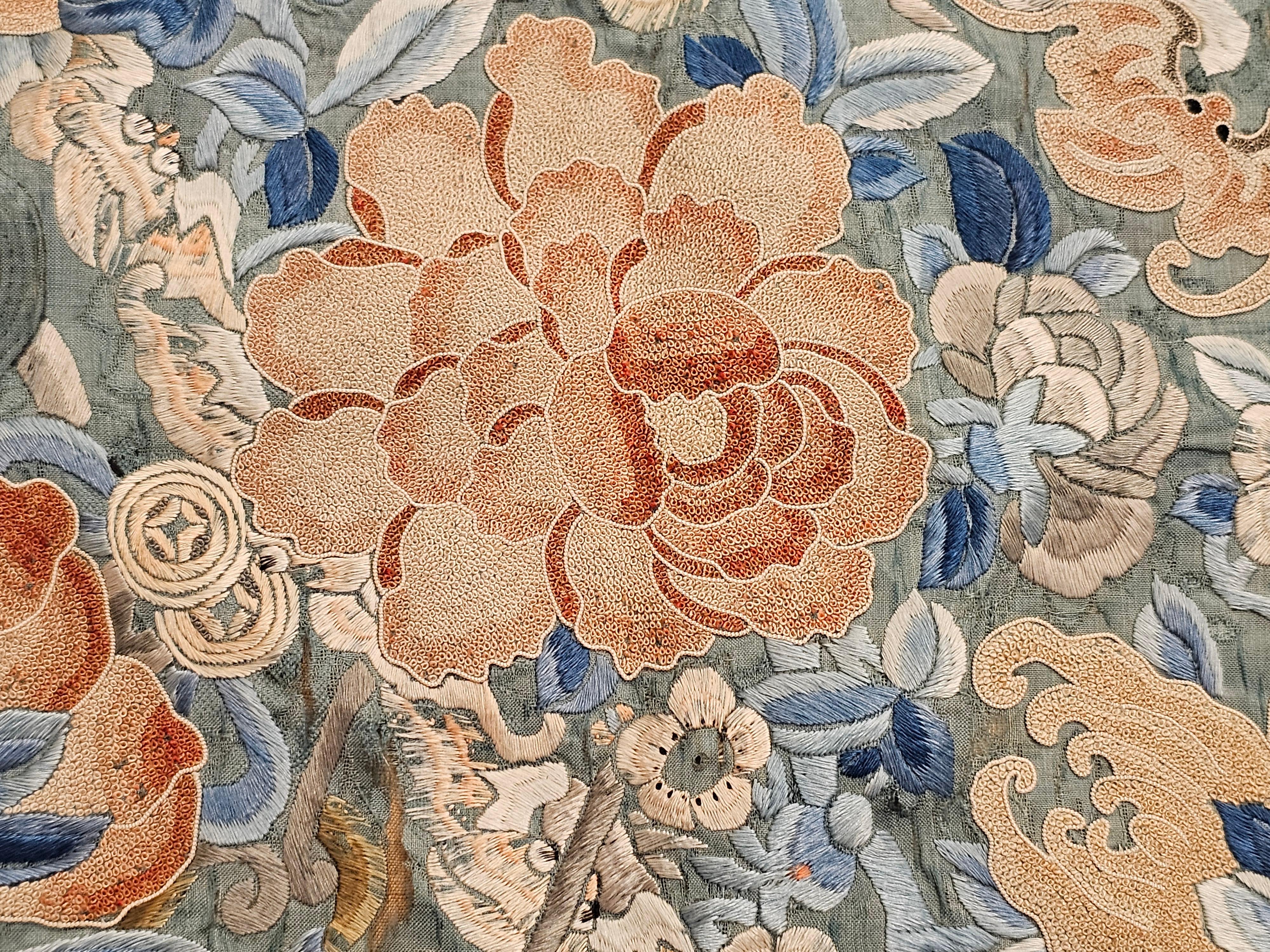 Soie Panneaux de fleurs, chauves-souris et papillons de nuit brodés à la main sur soie chinoise du XIXe siècle en vente