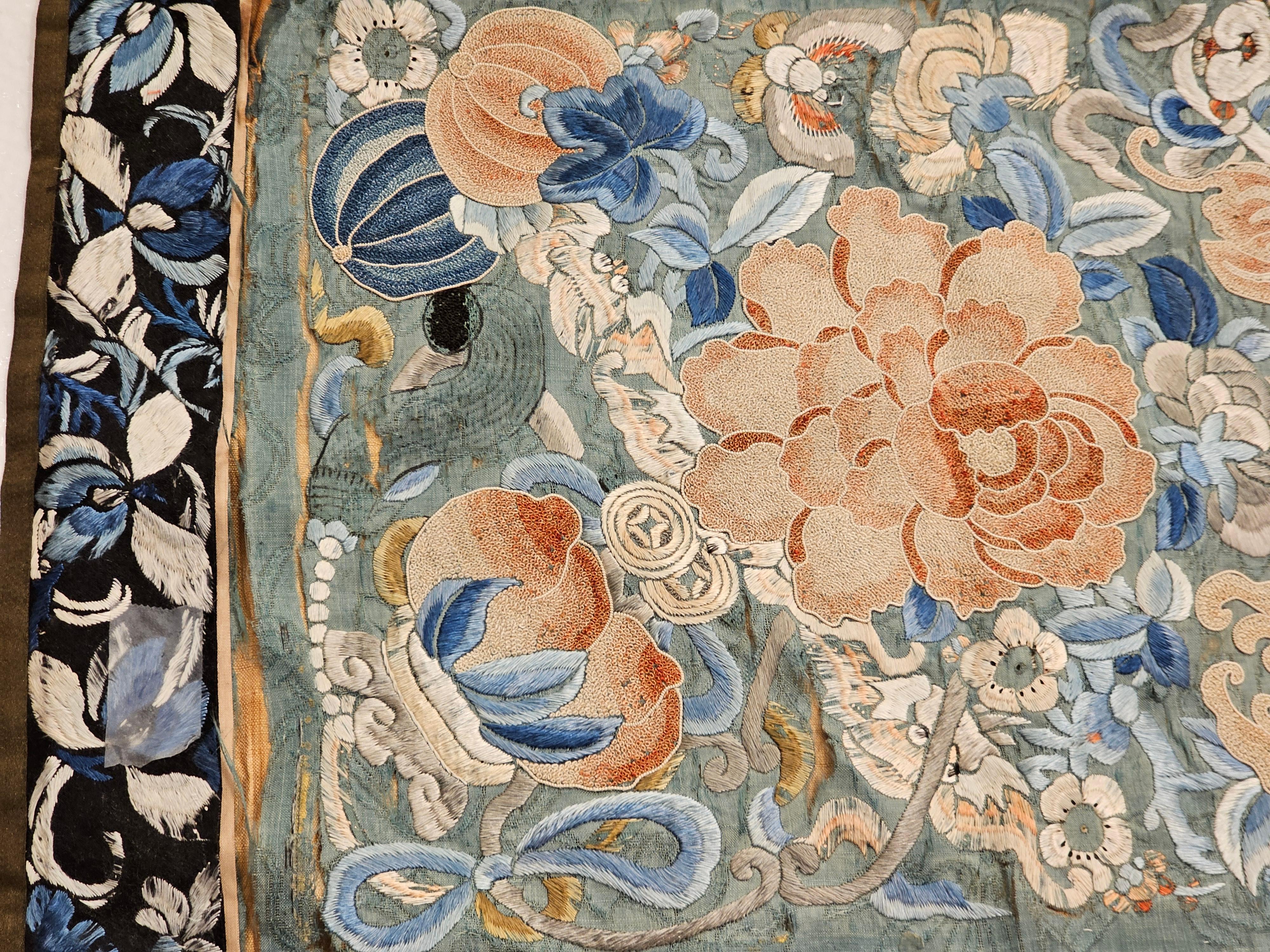 Panneaux de fleurs, chauves-souris et papillons de nuit brodés à la main sur soie chinoise du XIXe siècle en vente 1