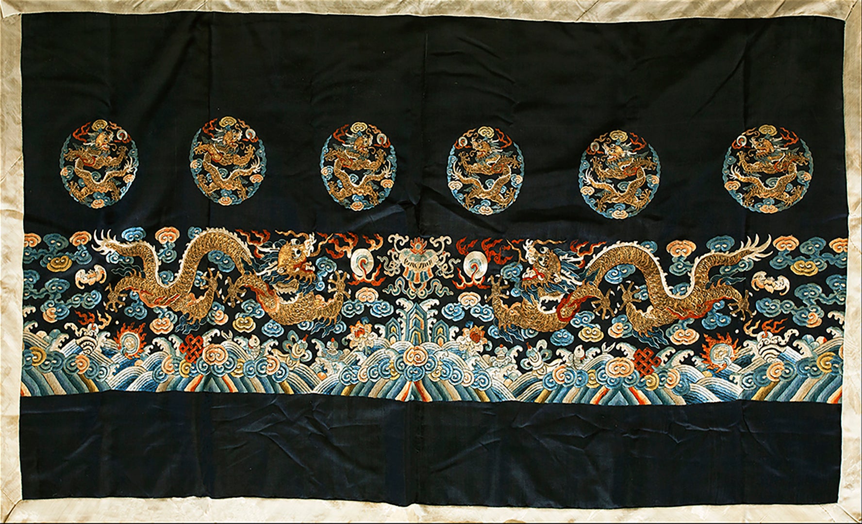 Chinesische Seiden- und Metallic-Fädenstickerei des 19. Jahrhunderts (2'6" x 4'4" - 76 x 132) im Angebot