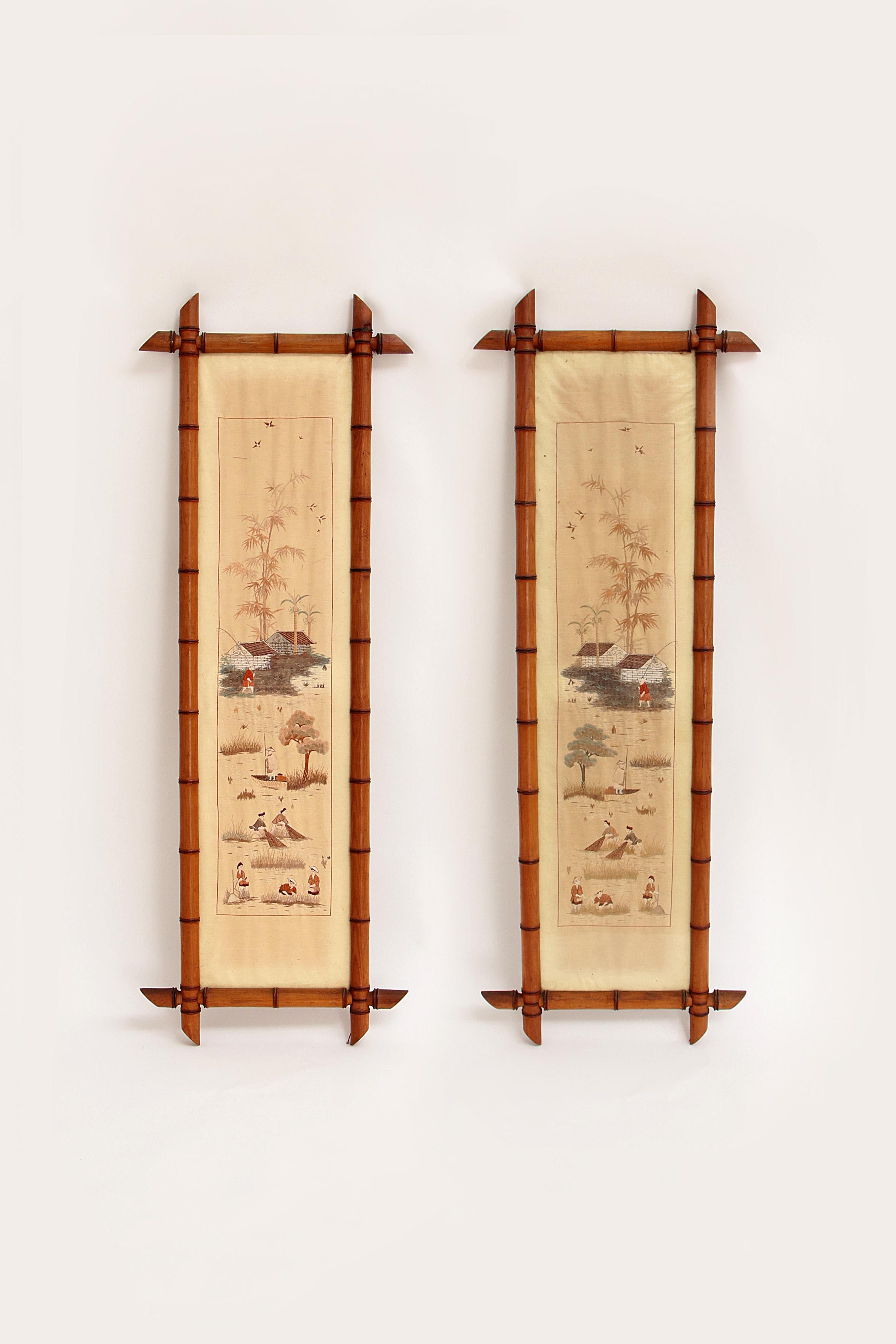Chinesische Seidentapisserien aus dem 19. Jahrhundert, die vollständig von Hand gewebt oder gestickt wurden.

Links und rechts ist ein Fischerdorf dargestellt, in dem Frauen und Männer am Netz fischen.

Beide Bambusrahmen sind intakt, nur einer hat
