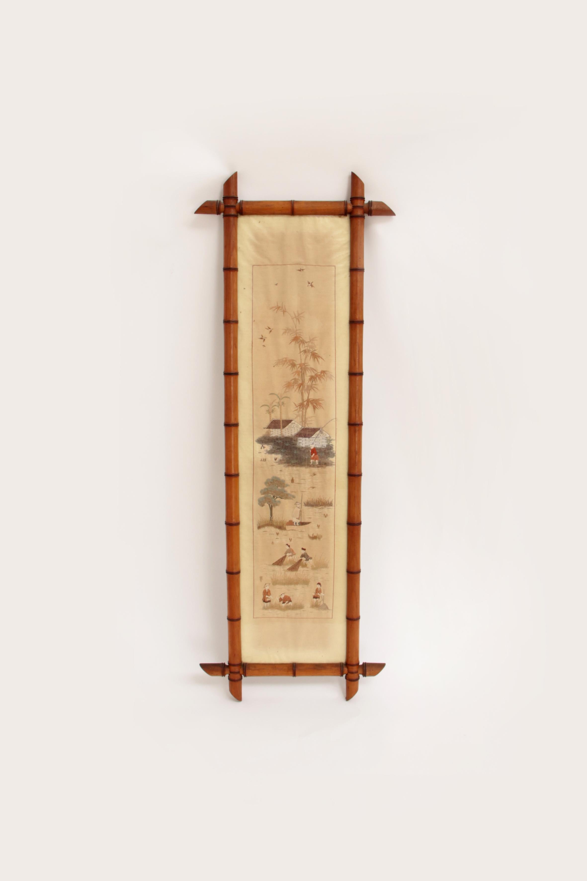 Chinesische Seidenteppiche des 19. Jahrhunderts in Bambusrahmen (Bestickt) im Angebot