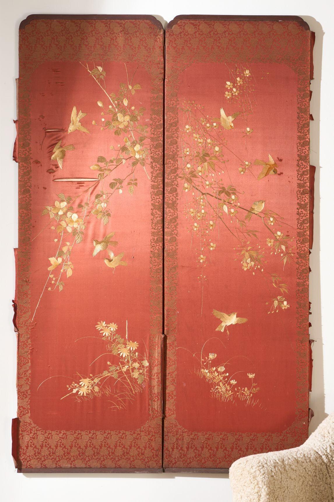 Il s'agit d'une très belle œuvre d'art murale réalisée à partir d'un écran de soie chinois du XIXe siècle à deux panneaux, totalement original. Récupérée d'une maison seigneuriale, elle est dans un état typique d'une maison de campagne, mais elle