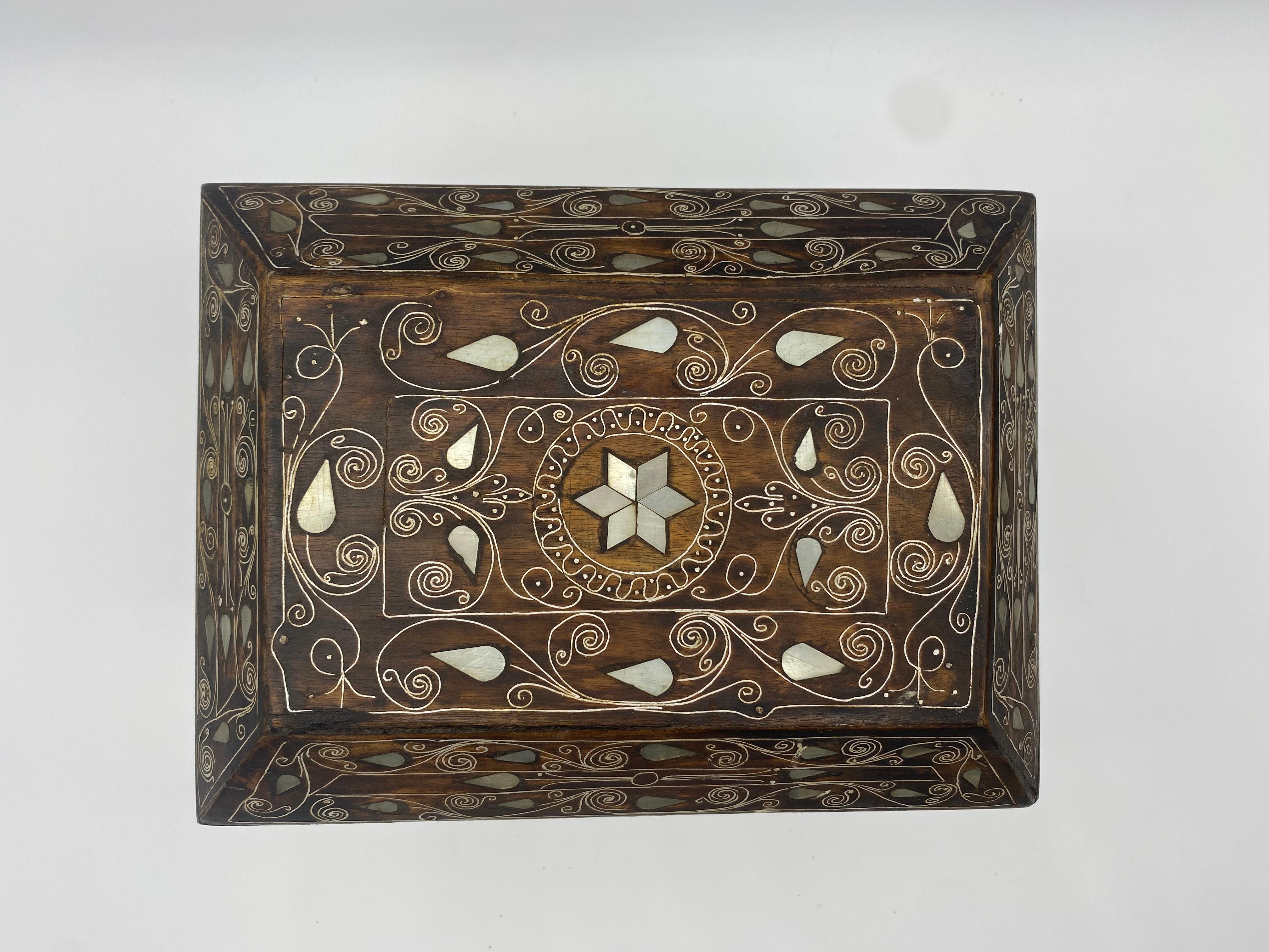 chinesische Silberdraht-Holzkiste aus dem 19. Jahrhundert Perlmutt-Design (Qing-Dynastie) im Angebot