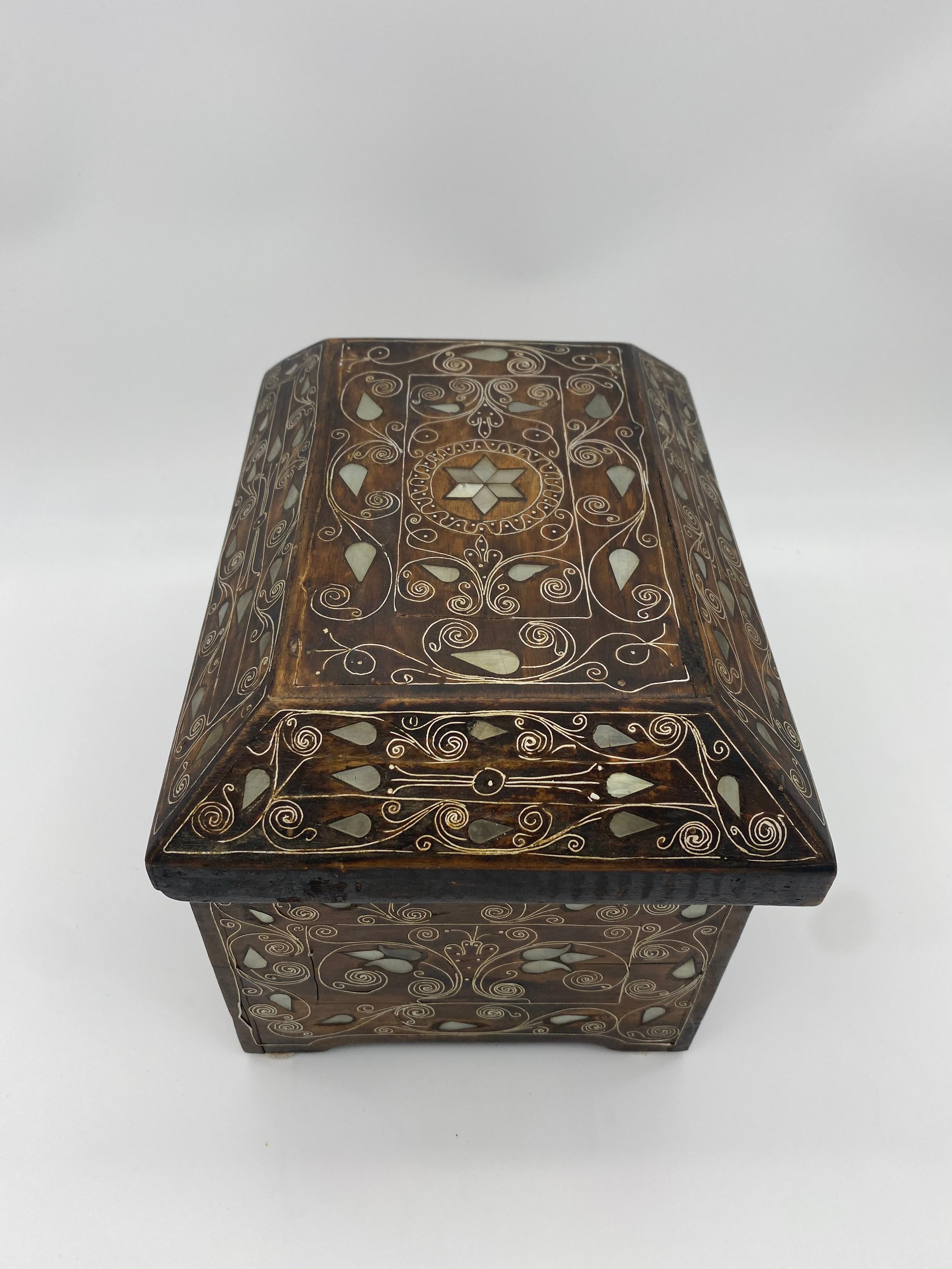 chinesische Silberdraht-Holzkiste aus dem 19. Jahrhundert Perlmutt-Design im Angebot 1