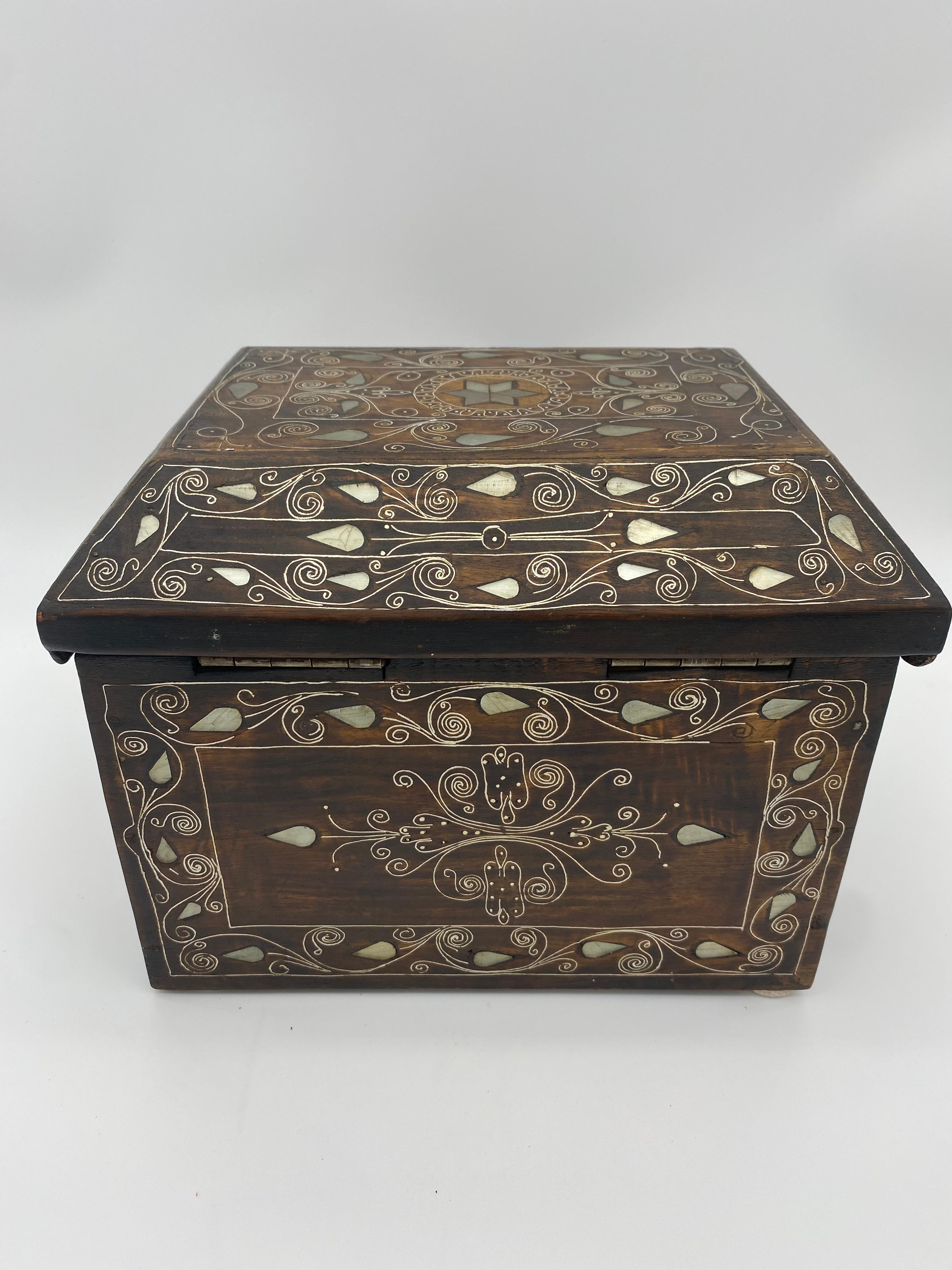 chinesische Silberdraht-Holzkiste aus dem 19. Jahrhundert Perlmutt-Design im Angebot 2
