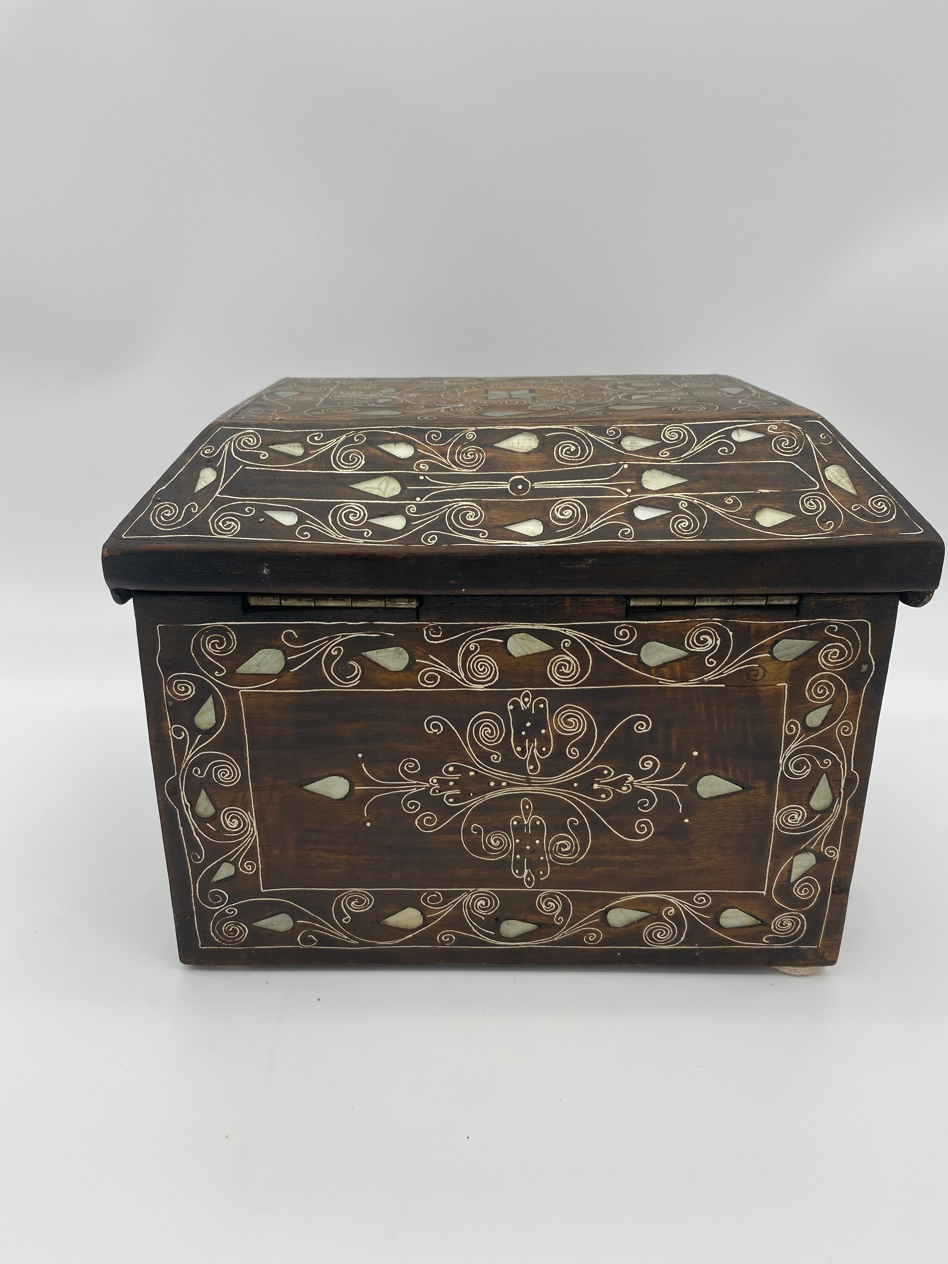 Scatola cinese del XIX secolo in legno con filo d'argento e disegno di madreperla in vendita 2