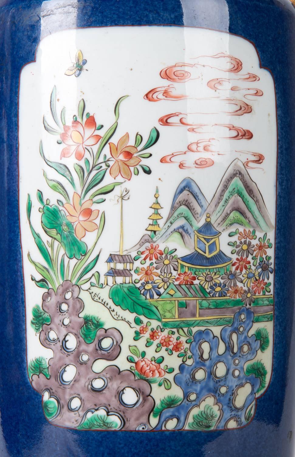 Copie Samson de bonne qualité d'un vase ou d'une lampe de la famille verte de style chinois, datant du 19e siècle. Le fond est bleu et les panneaux peints représentent une scène de montagne avec un bâtiment en forme de pagode parmi des fleurs. Base,