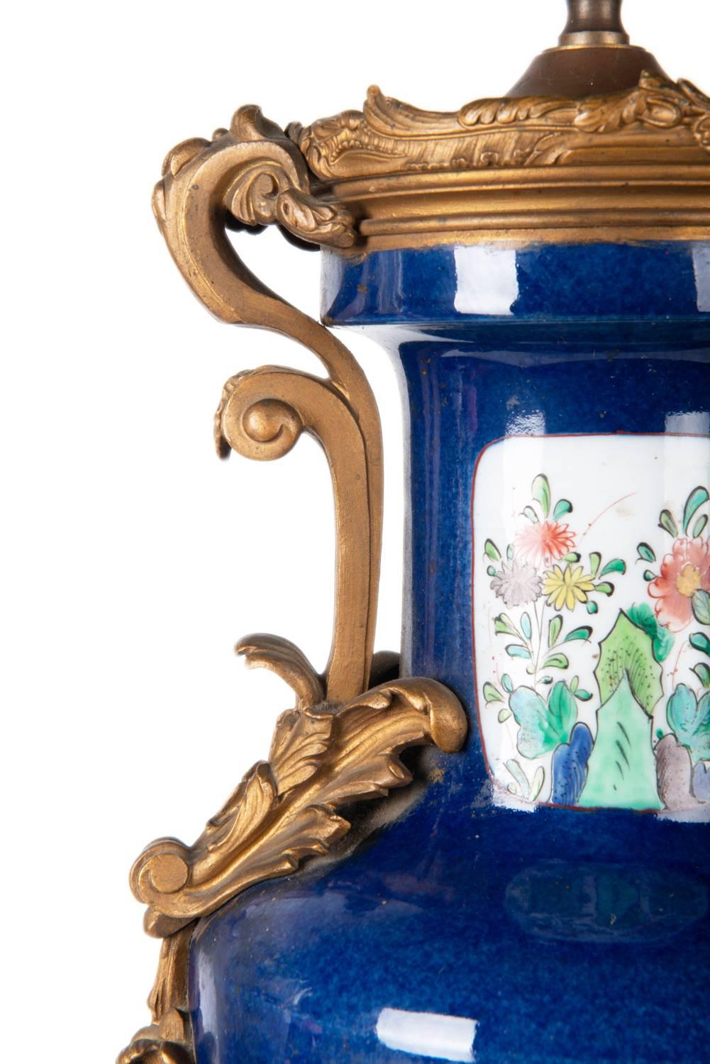 Peint à la main Vase ou lampe Famille Verte de style chinois du 19ème siècle en vente