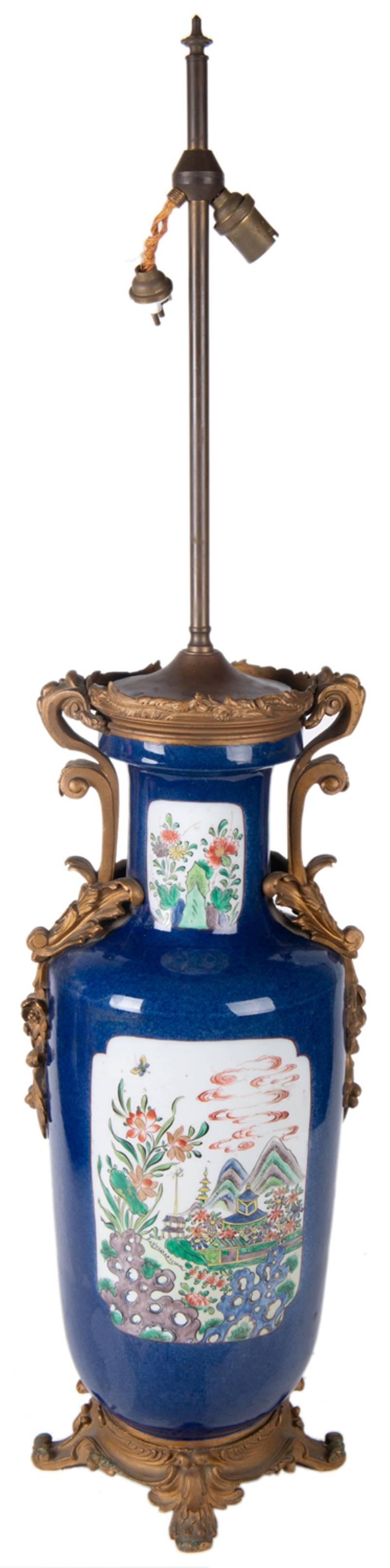 Bronze doré Vase ou lampe Famille Verte de style chinois du 19ème siècle en vente