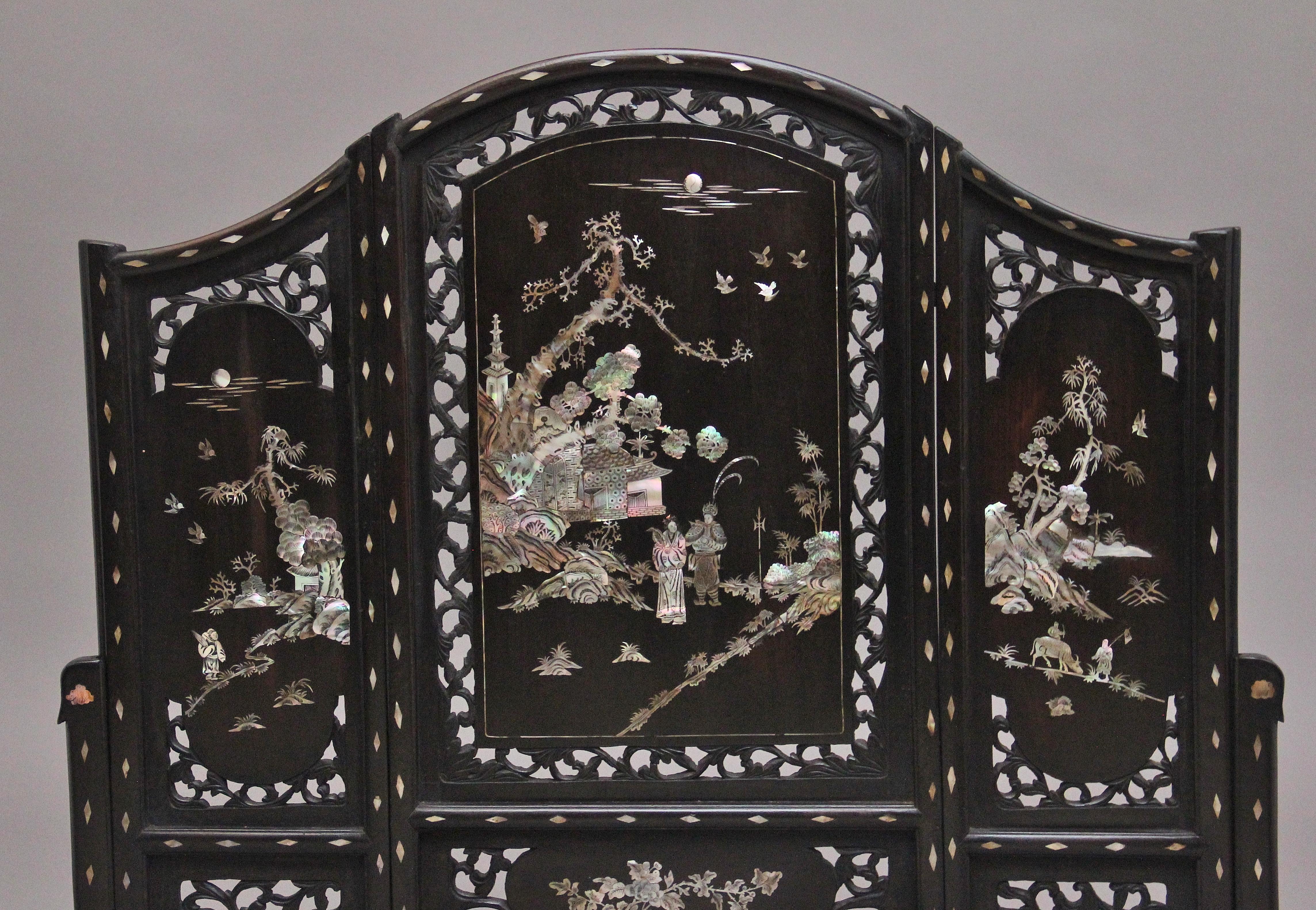 Bois de feuillus Paravent de table chinois du 19e siècle en vente