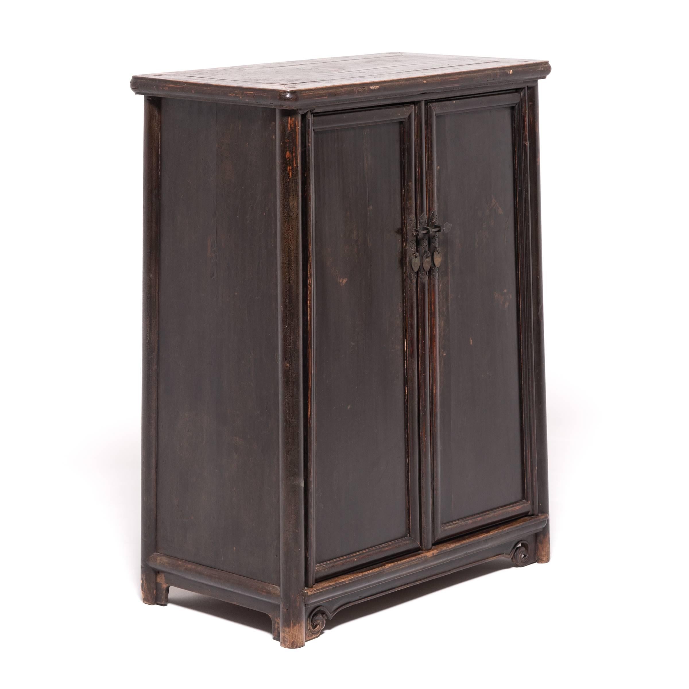 19th Century Chinese Tapered Round Corner Book Cabinet In Good Condition In Chicago, IL