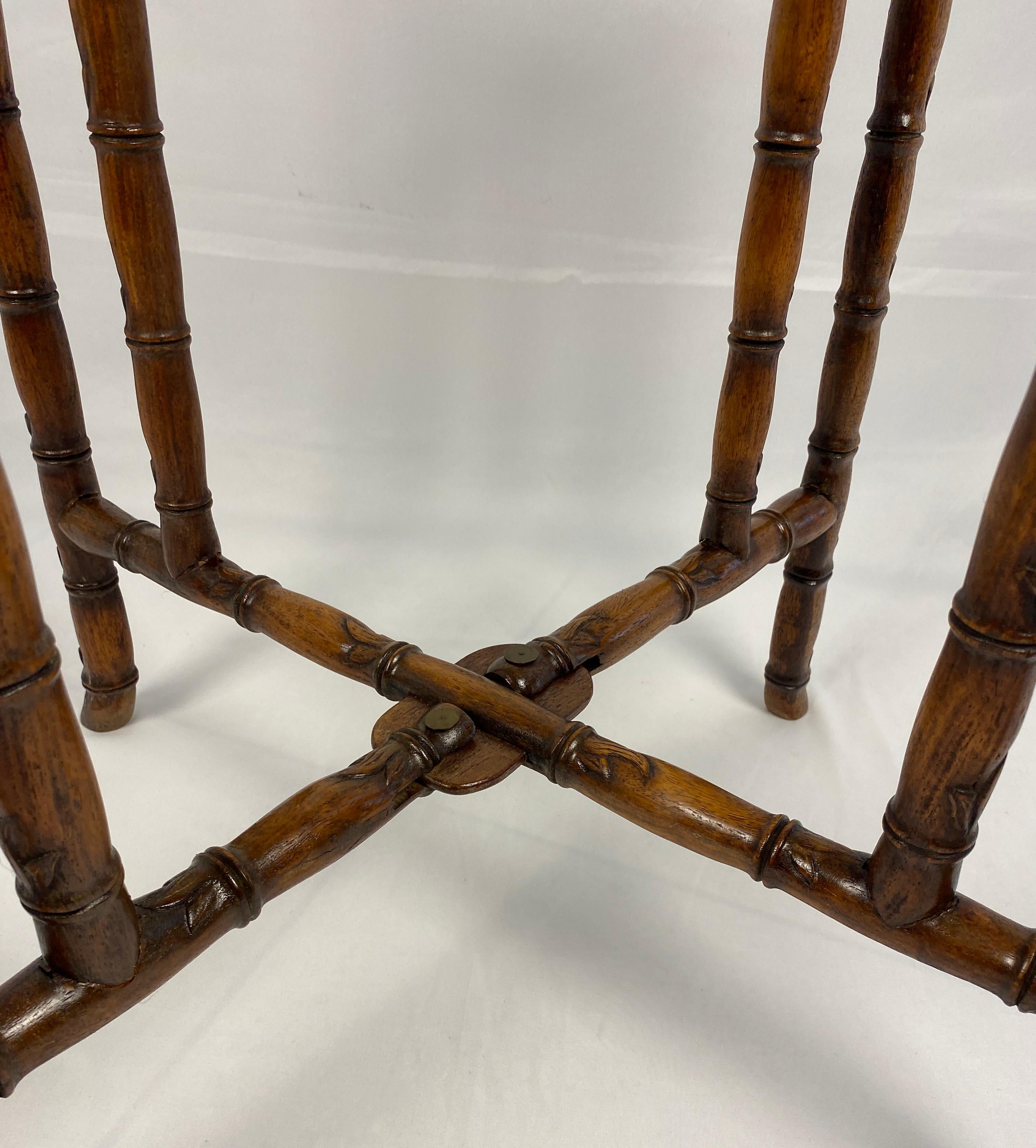 Table à thé chinoise du 19ème siècle ou table d'extrémité pliante ancienne en vente 3
