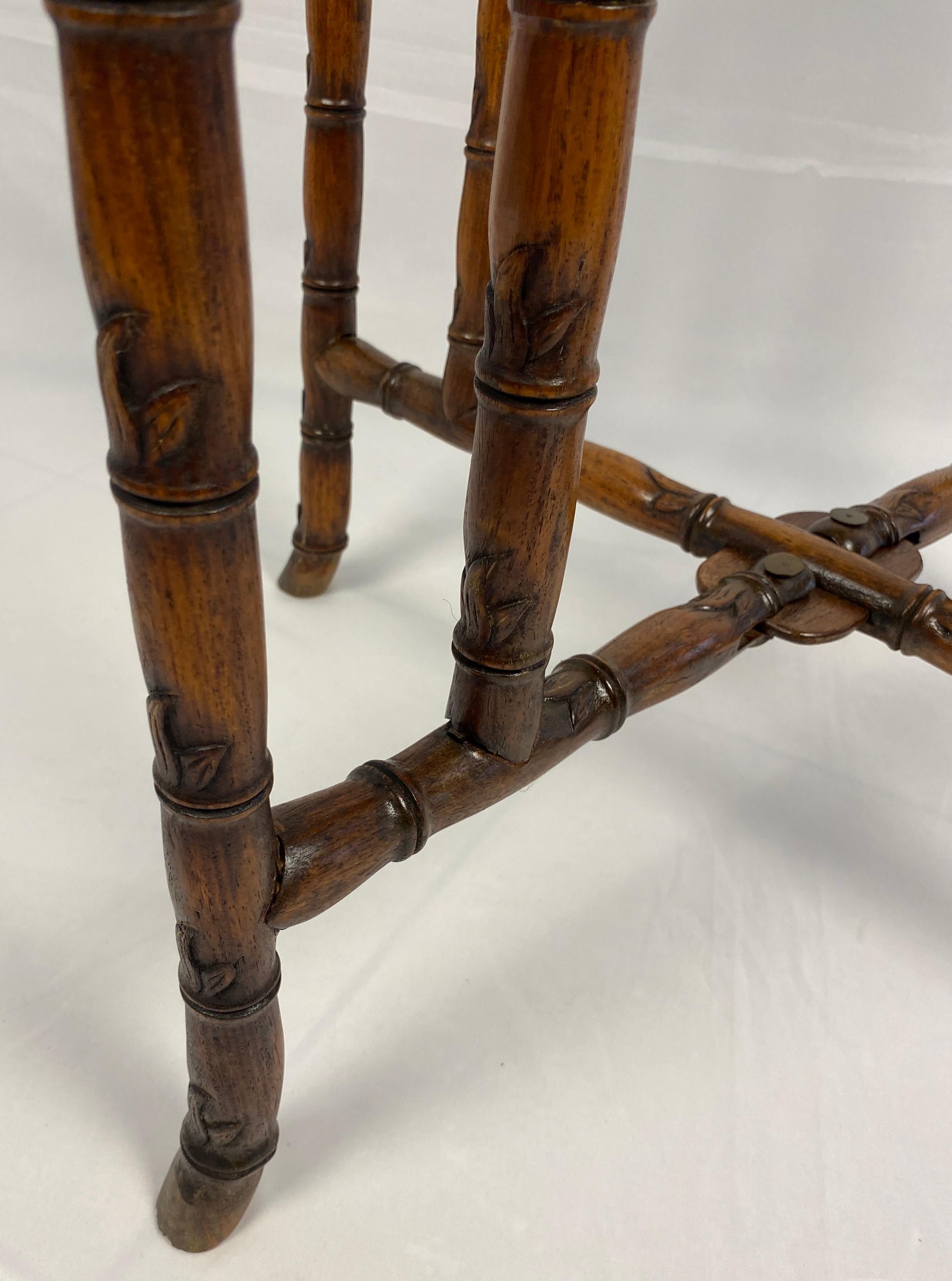 Table à thé chinoise du 19ème siècle ou table d'extrémité pliante ancienne en vente 4