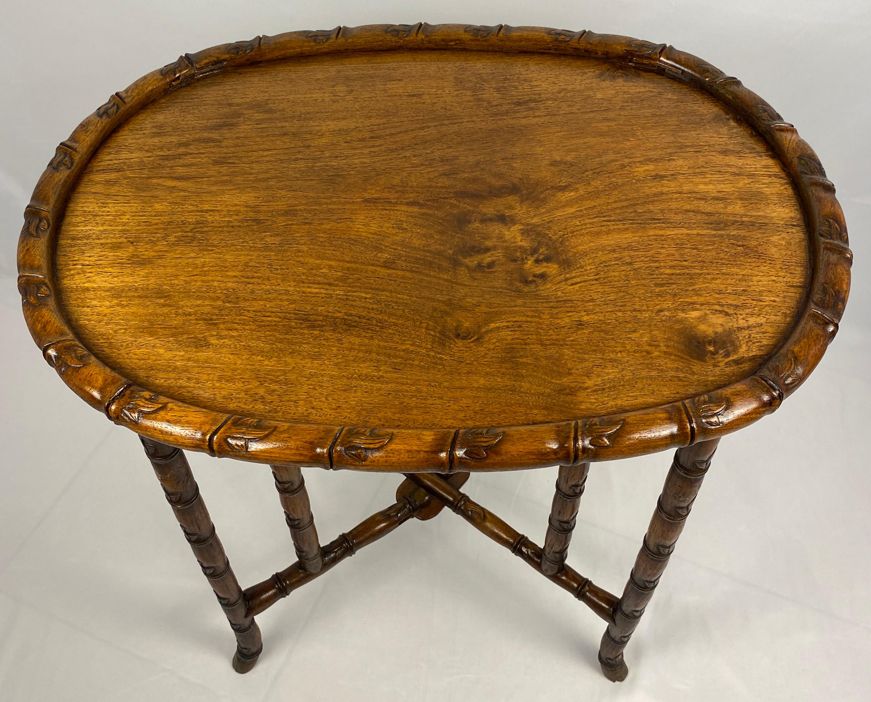 Une ancienne table pliante en bois de teck sculptée à la main ou une table à thé chinoise du 19ème siècle qui est stupéfiante. 

Qualité supérieure avec de superbes détails sculptés et un support ou une base pliable. Elle présente une patine