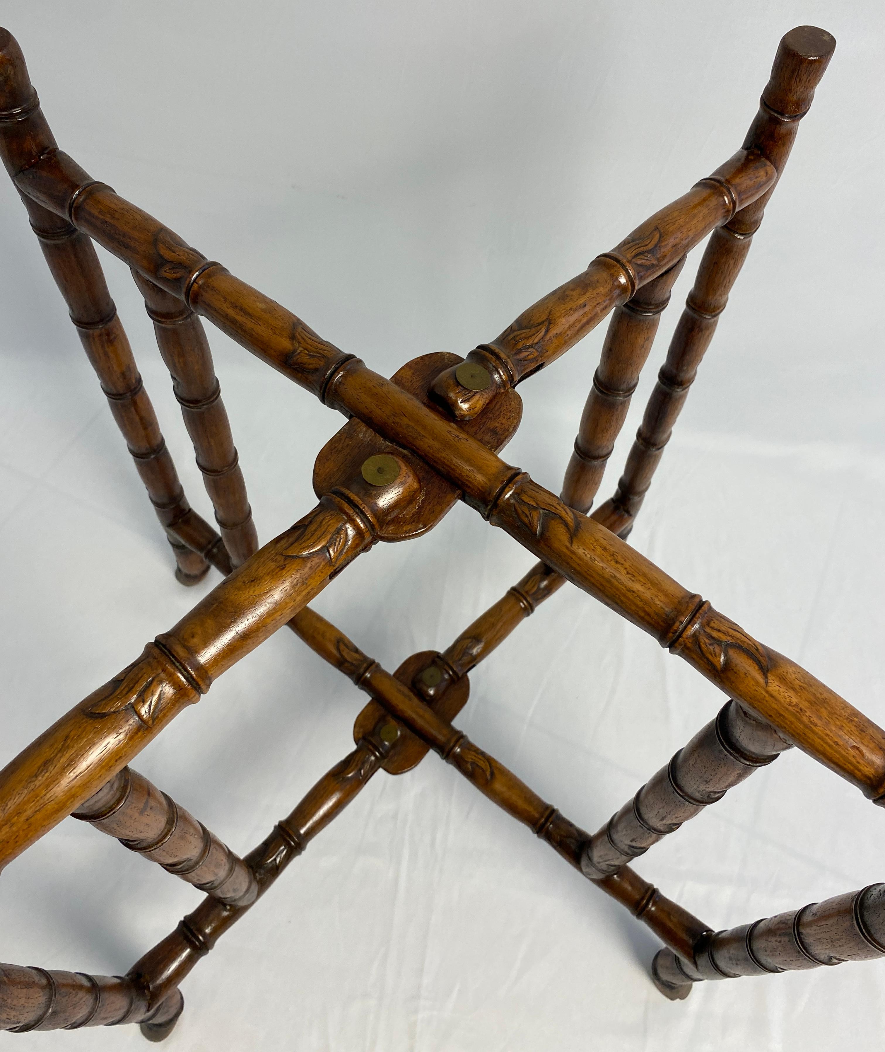 Chinois Table à thé chinoise du 19ème siècle ou table d'extrémité pliante ancienne en vente