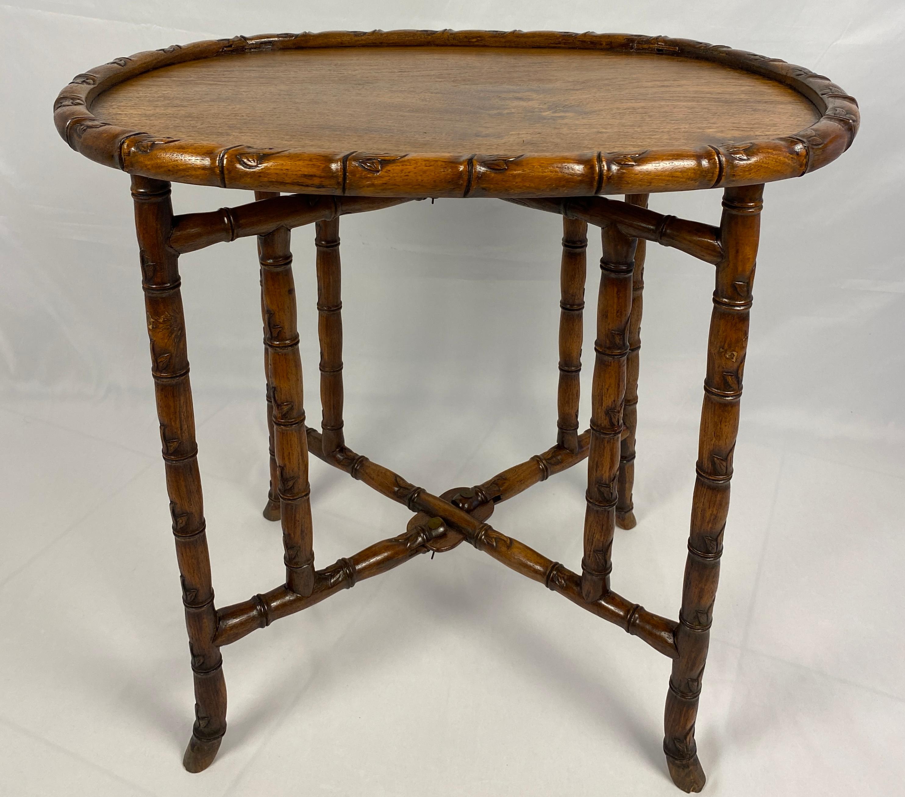 Sculpté à la main Table à thé chinoise du 19ème siècle ou table d'extrémité pliante ancienne en vente