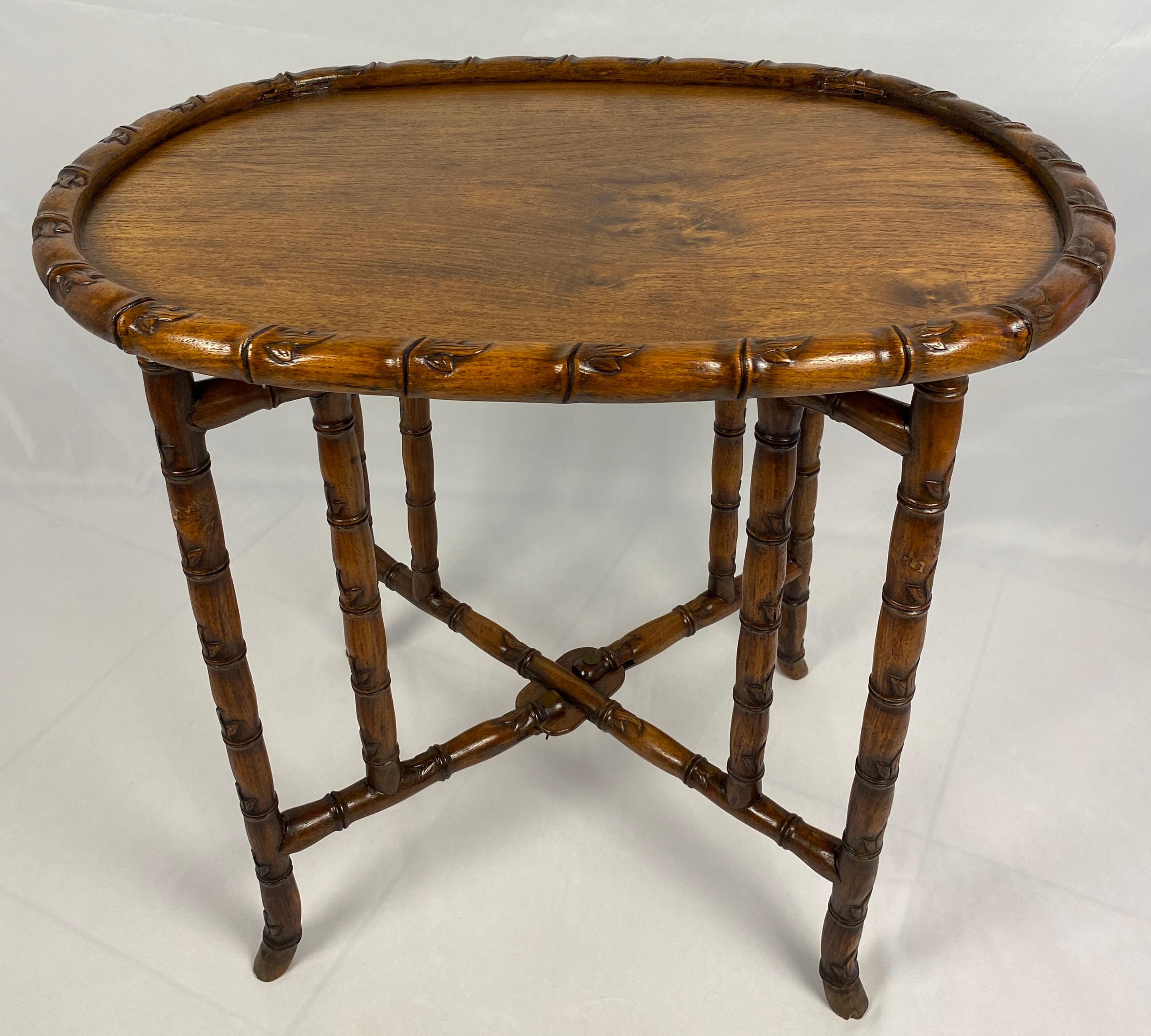 Teck Table à thé chinoise du 19ème siècle ou table d'extrémité pliante ancienne en vente