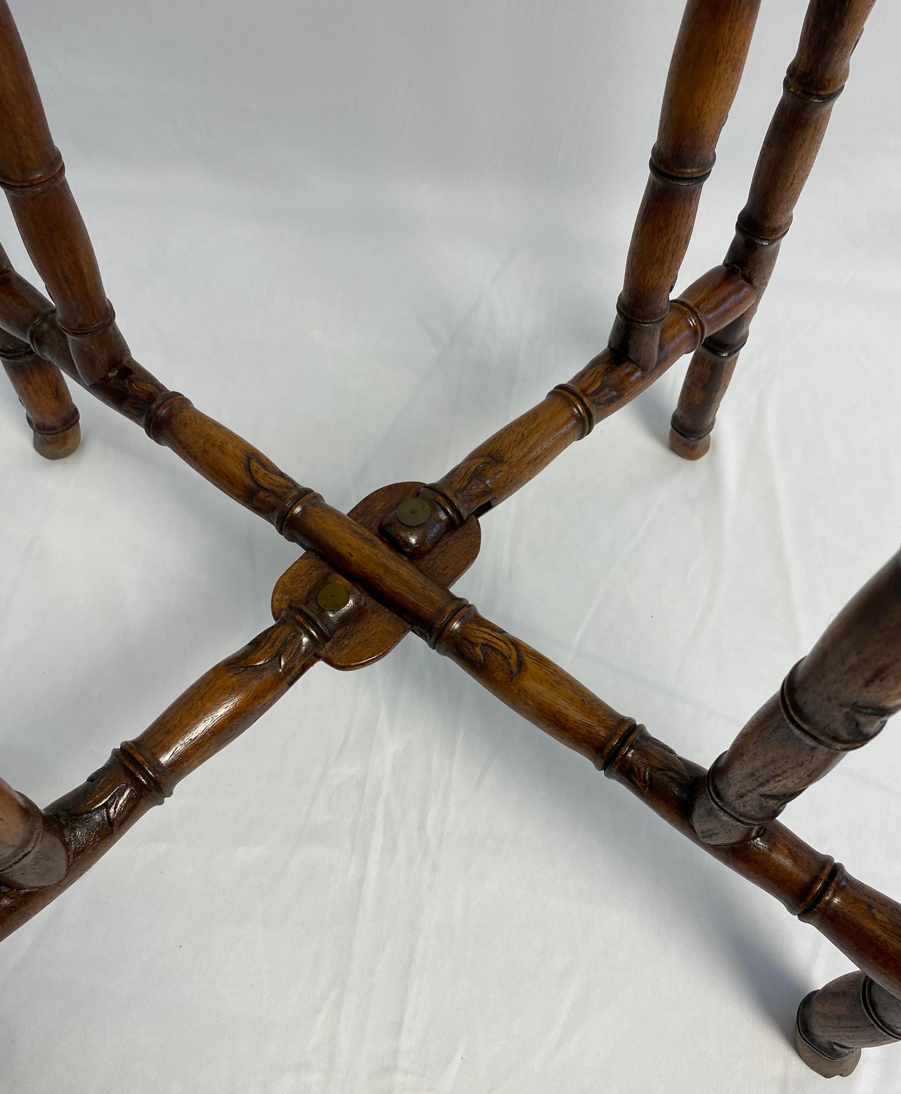 Table à thé chinoise du 19ème siècle ou table d'extrémité pliante ancienne en vente 1