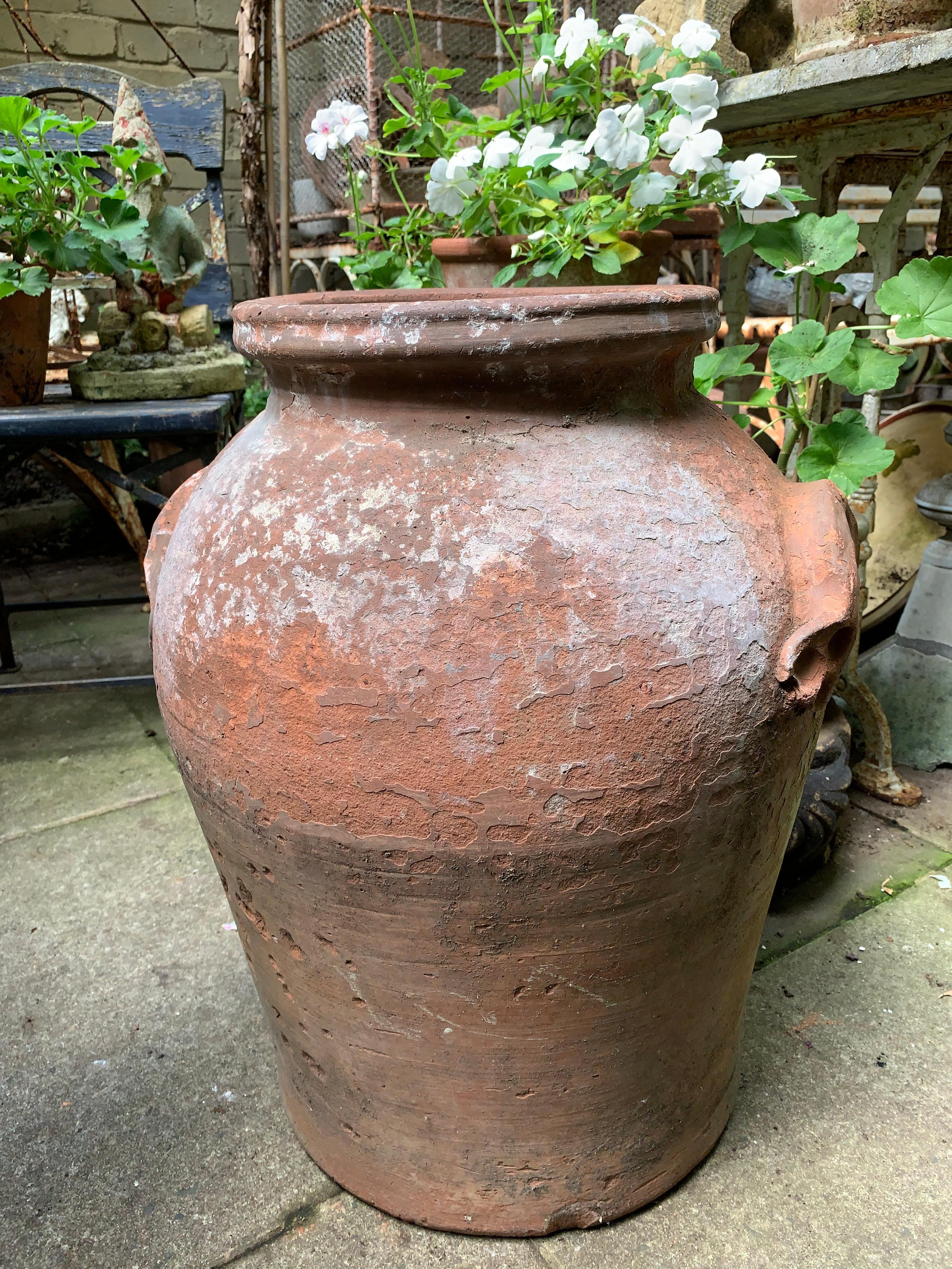 Vaso in terracotta cinese del XIX secolo di colore caldo e scuro.
In un ottimo stato di degrado e forse in origine per la conservazione dell'acqua.
Può essere utilizzato sia per gli interni che per gli esterni e si integra bene sia in un ambiente